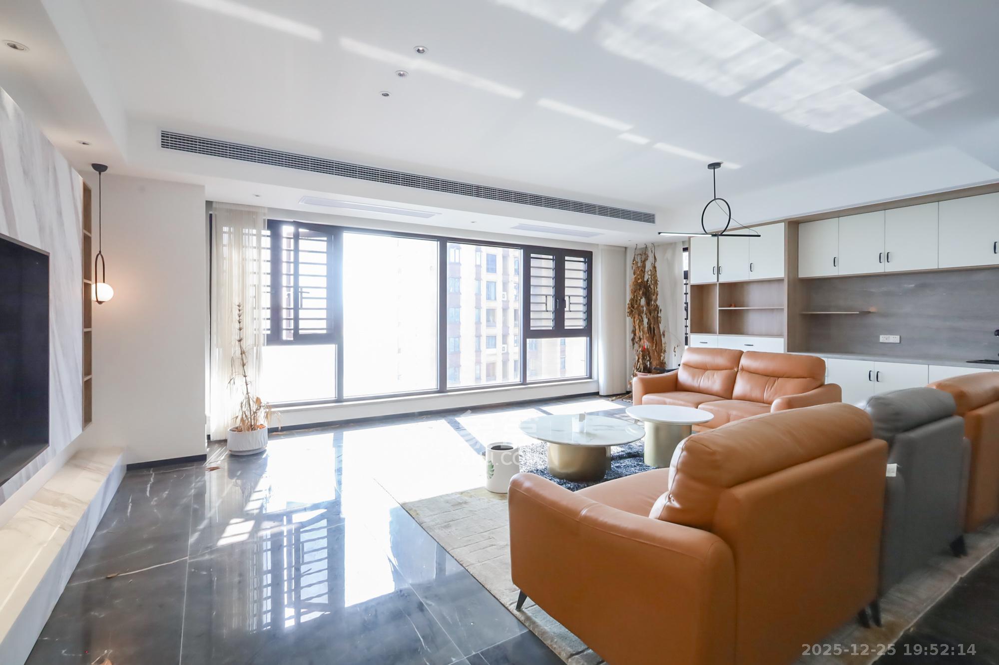 保利西海岸A区  4室2厅2卫    320.0万客厅