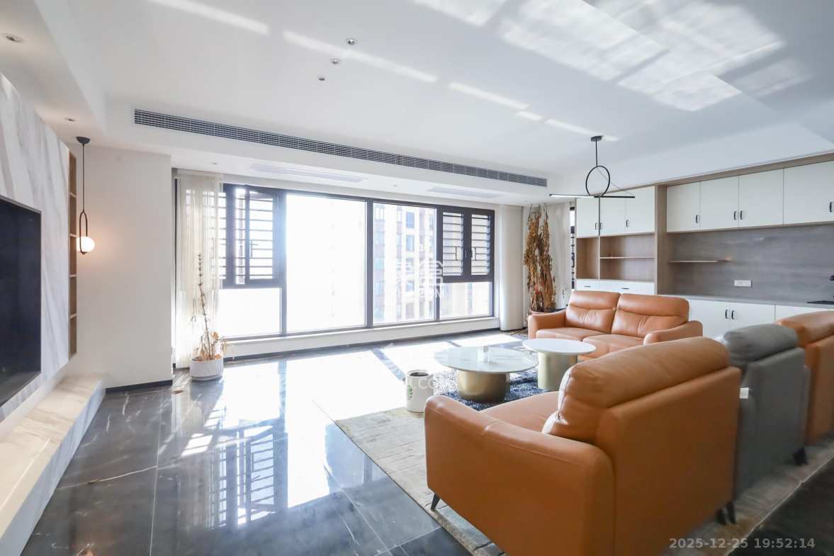 保利西海岸A区 4室2厅2卫 320.0万 保利西海岸A区 4室2厅2卫 320.0万客厅