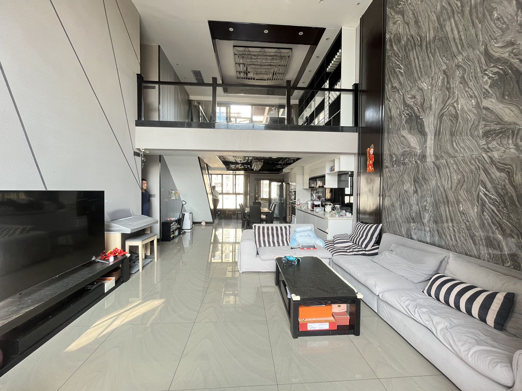 海阔天空-国瑞城四期（爵仕苑）  5室2厅2卫    650.0万