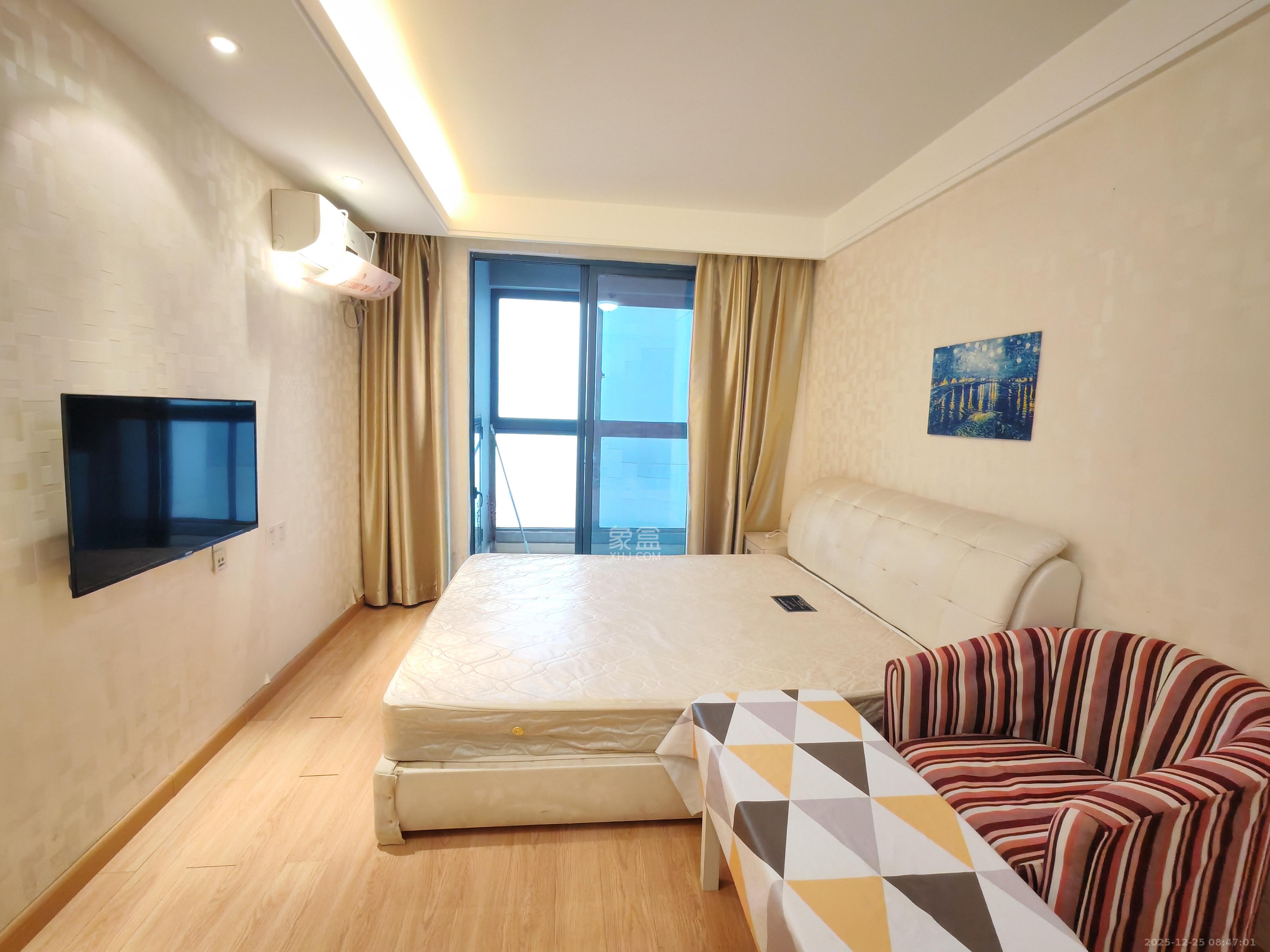 绿地中央广场  1室1厅1卫    1500.0元/月