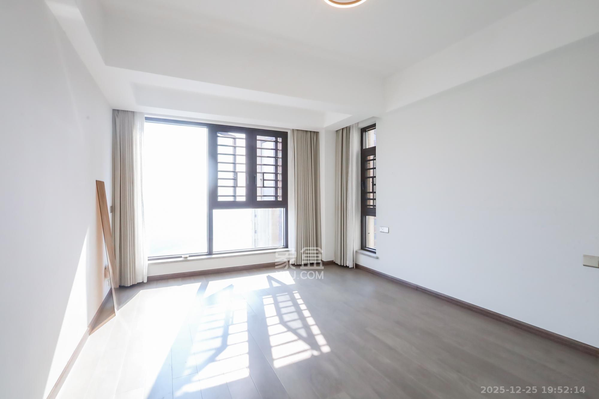 保利西海岸A区  4室2厅2卫    320.0万卧室