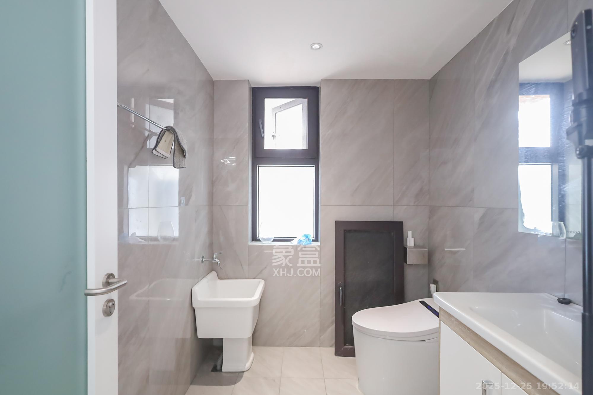 保利西海岸A区 4室2厅2卫 320.0万 保利西海岸A区 4室2厅2卫 320.0万卫生间