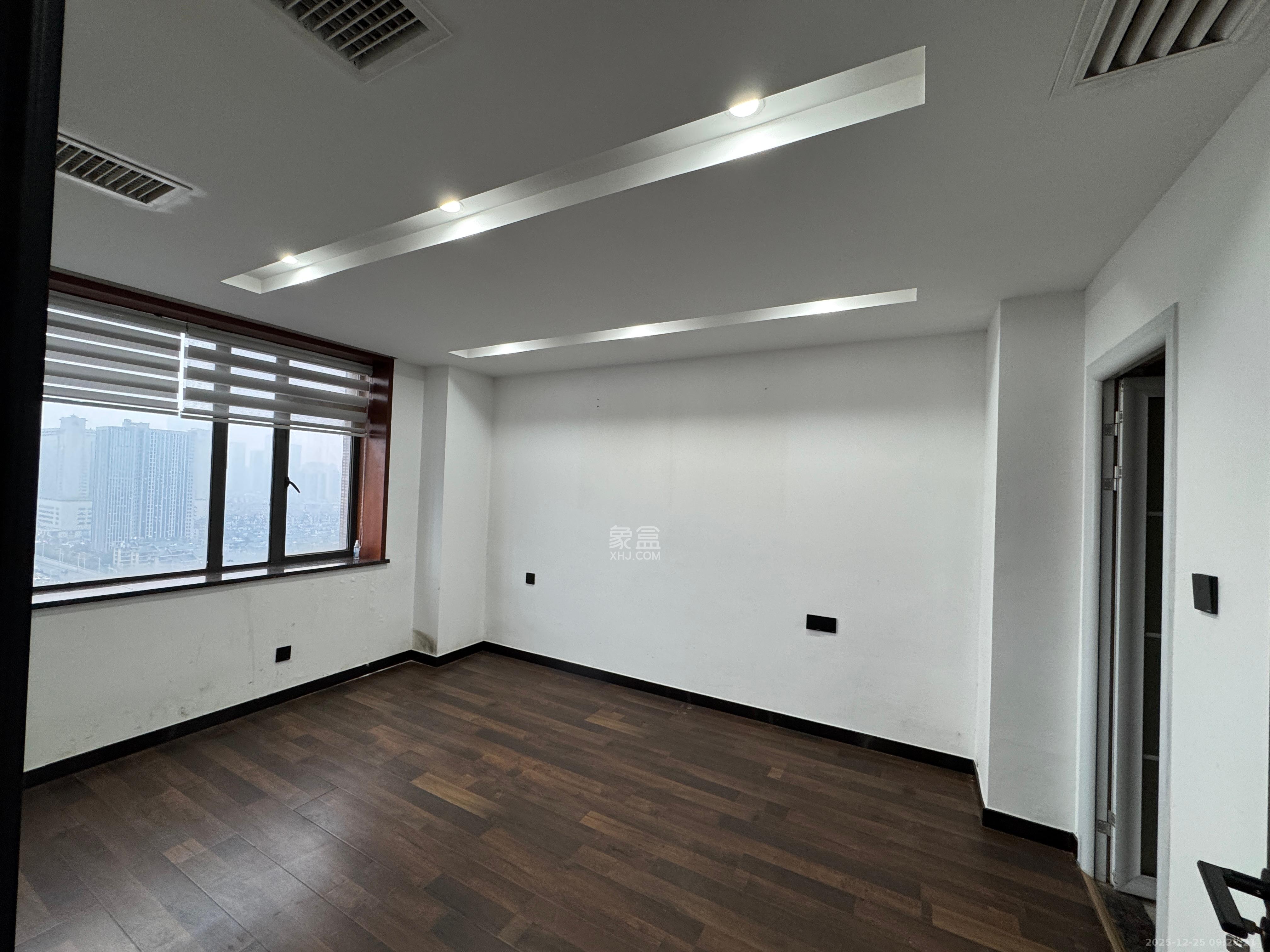 长房中庭国际（东郡华蓉广场）  3室1厅2卫    5200.0元/月室内图