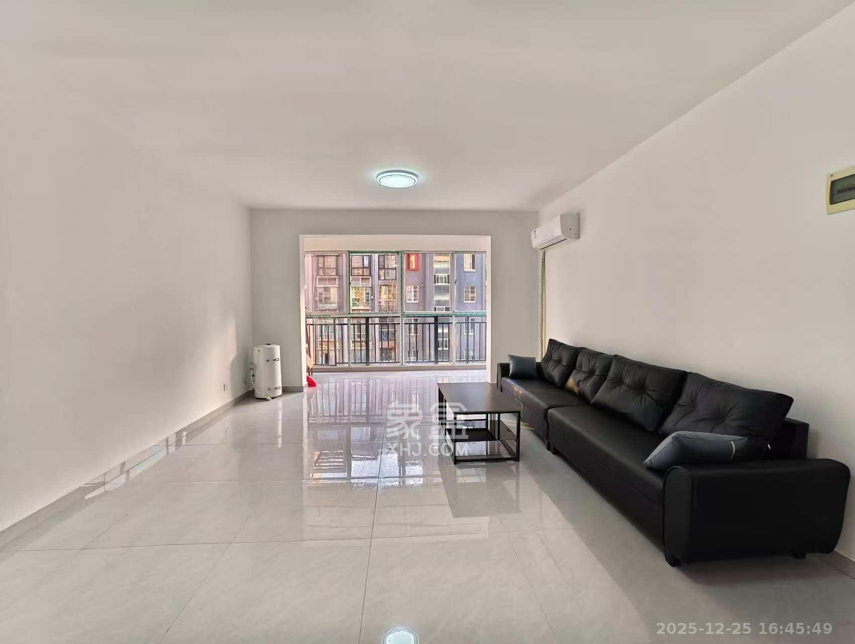 长房东郡  4室2厅2卫    3500.0元/月