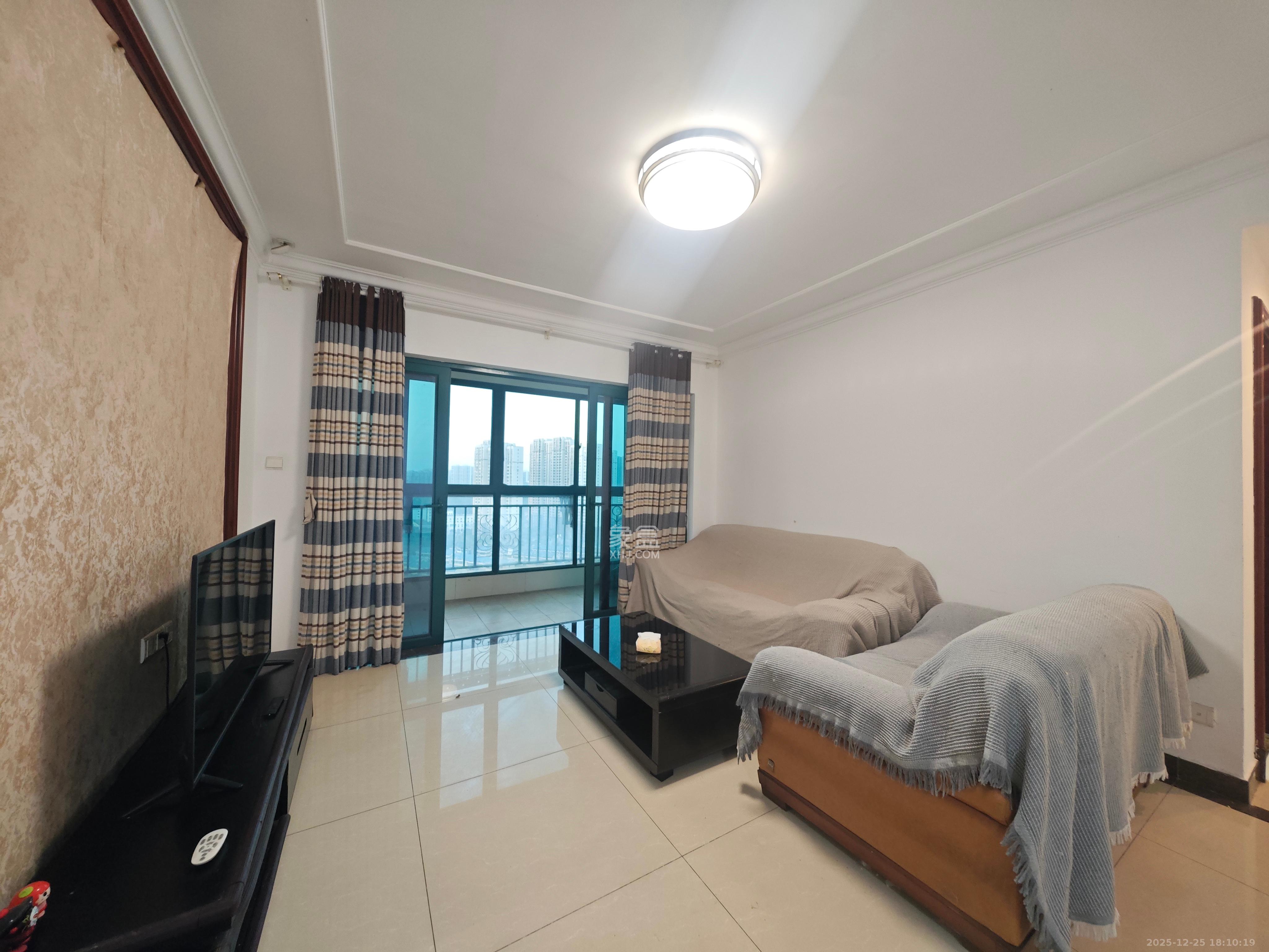 恒大雅苑靠高架  3室2厅2卫    2400.0元/月