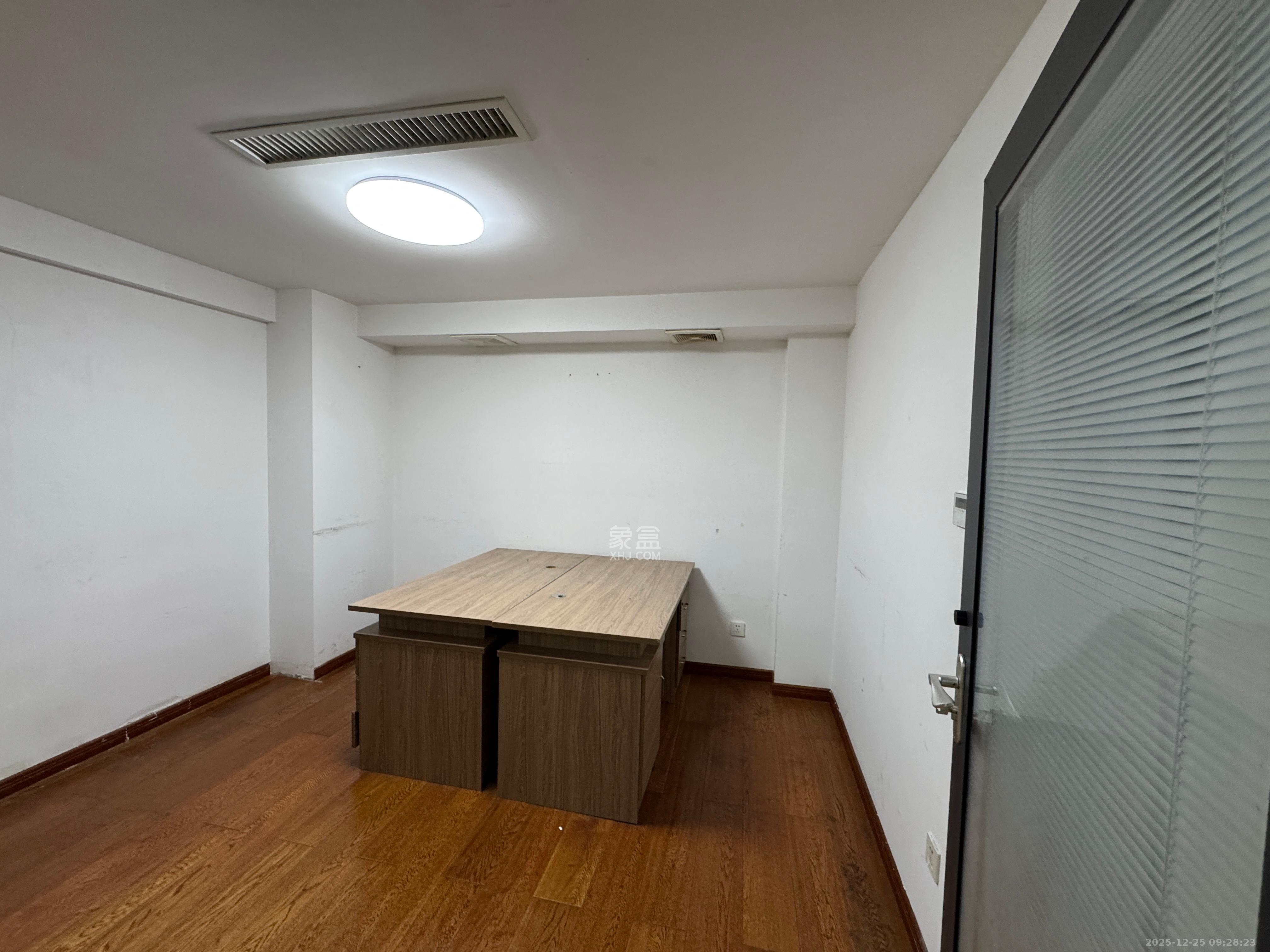 长房中庭国际(东郡华蓉广场) 3室1厅2卫 5200.0元/月 长房中庭国际(东郡华蓉广场) 3室1厅2卫 5200.0元/月室内图