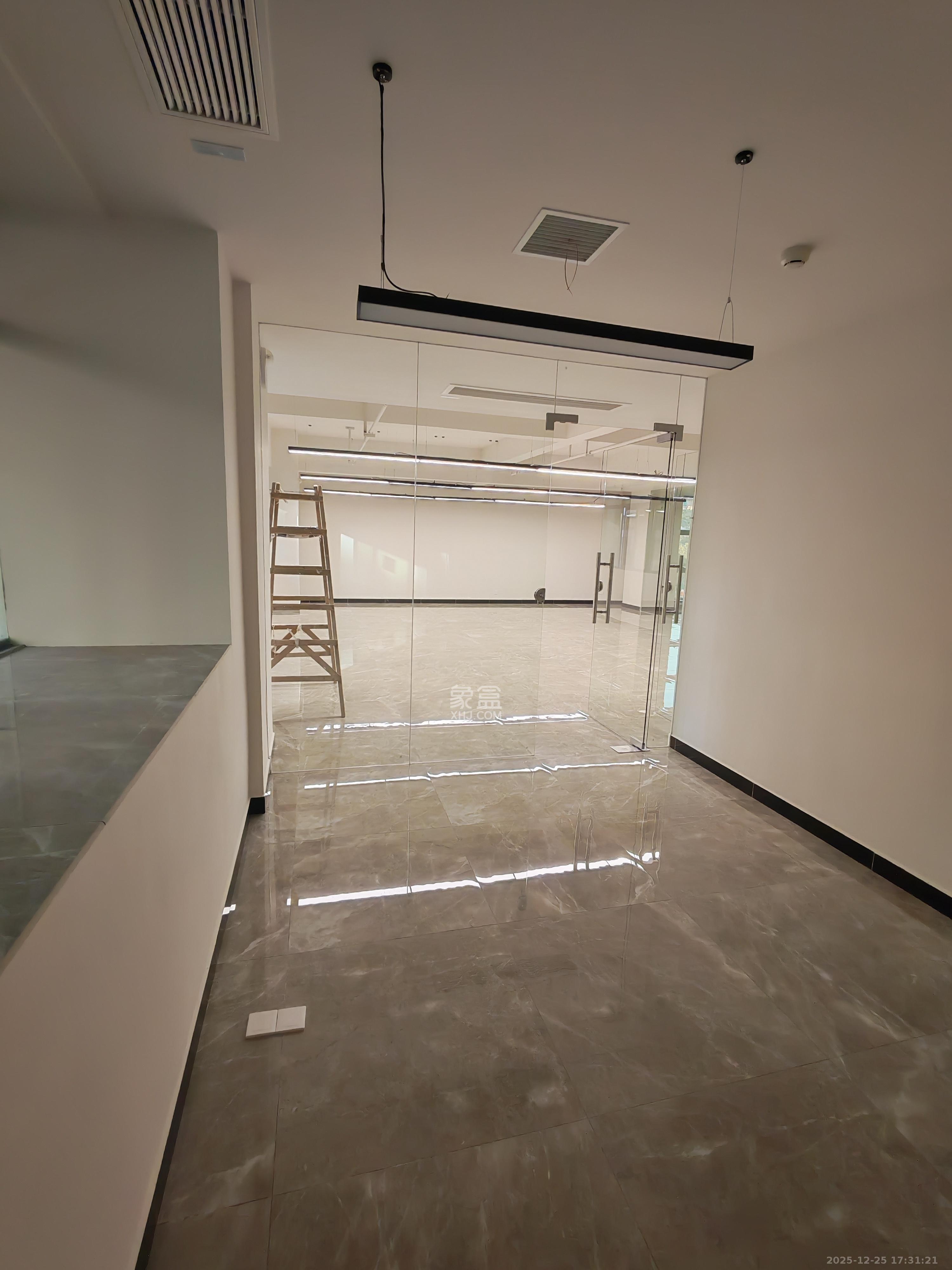 天经国际企业街区   243.63㎡      9000.0元/月室内图