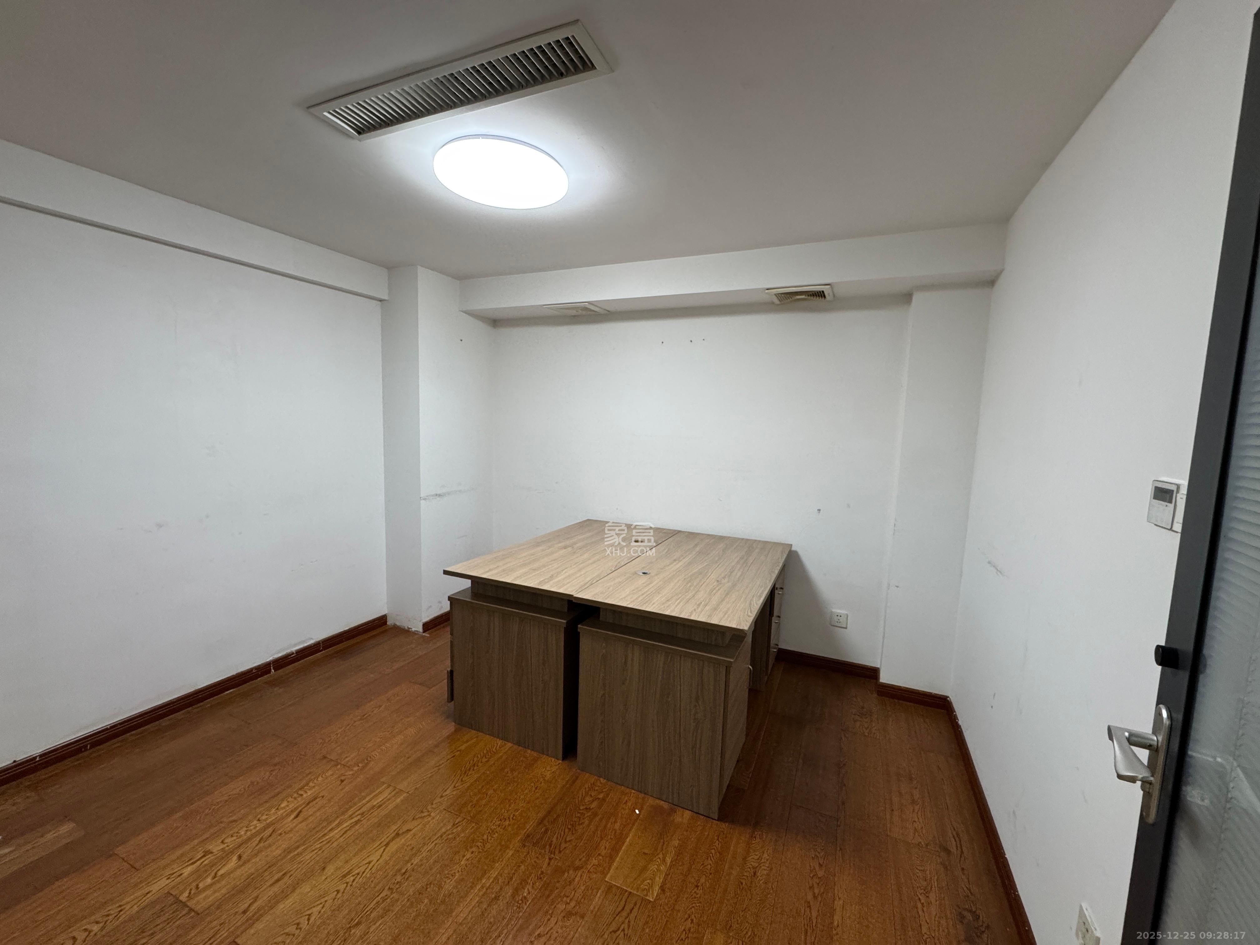 长房中庭国际(东郡华蓉广场) 3室1厅2卫 5200.0元/月 长房中庭国际(东郡华蓉广场) 3室1厅2卫 5200.0元/月室内图