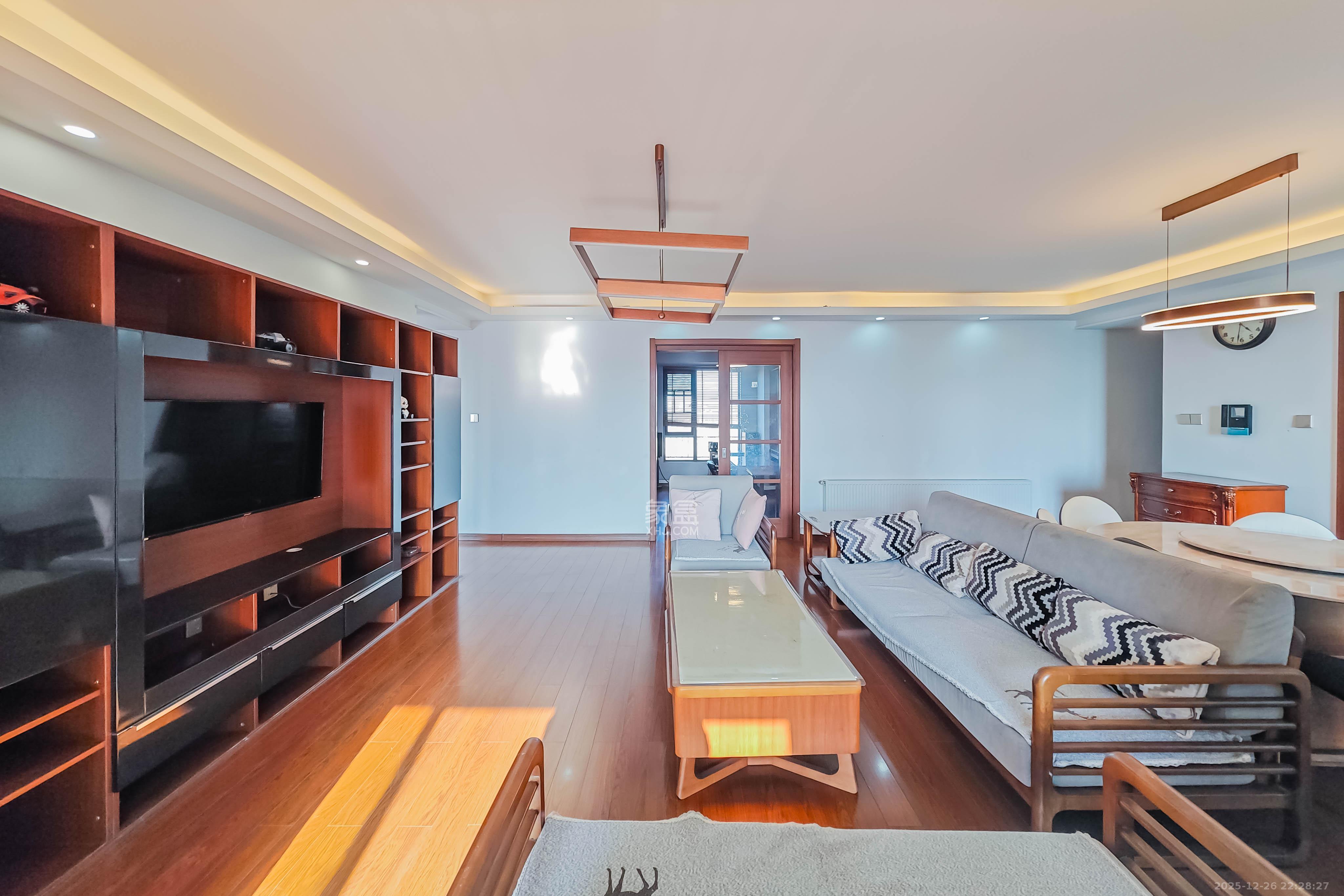 万科金域华府三四期  4室2厅2卫    131.8万