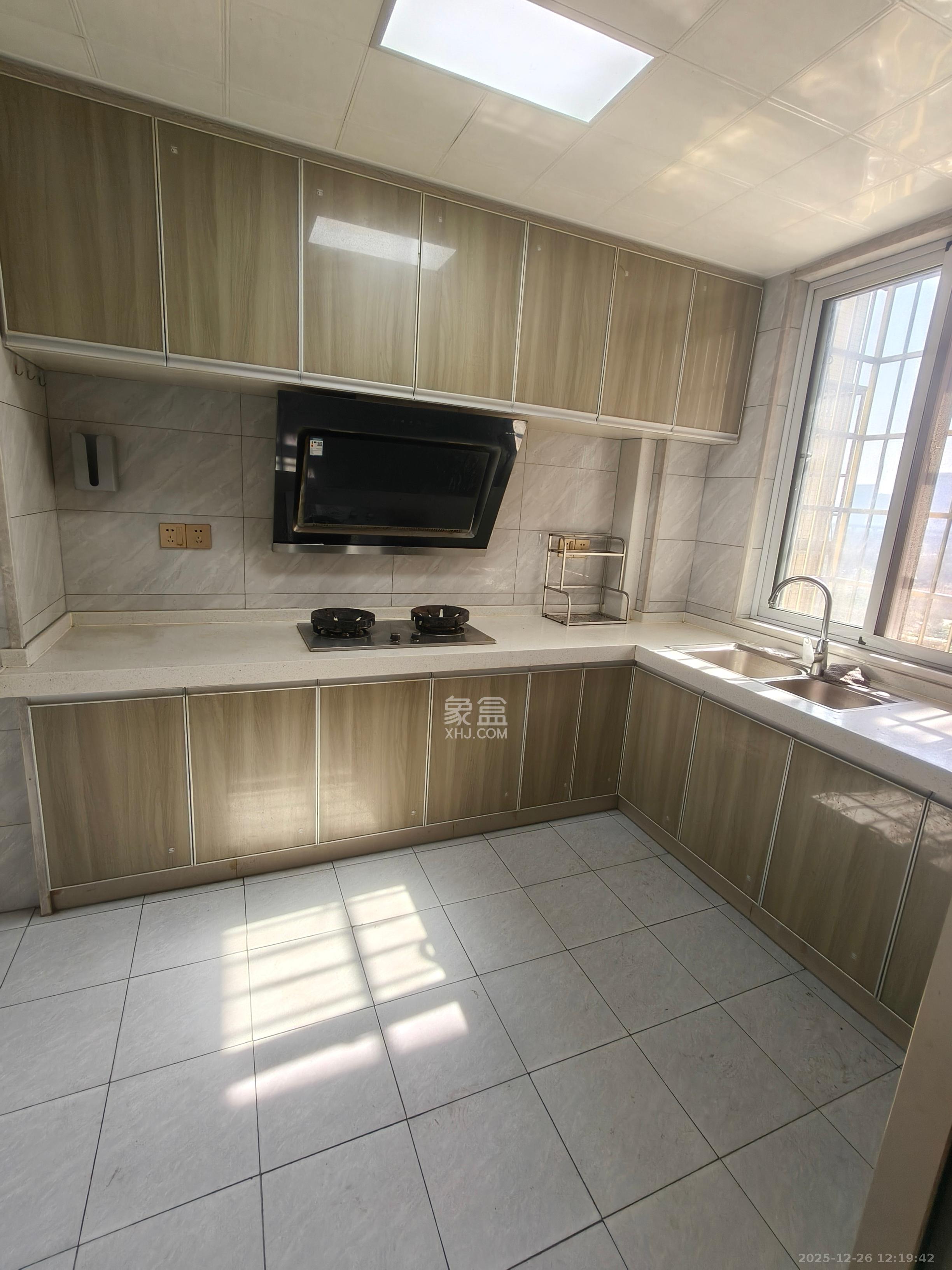 星城新宇川河苑  3室2厅2卫    2100.0元/月