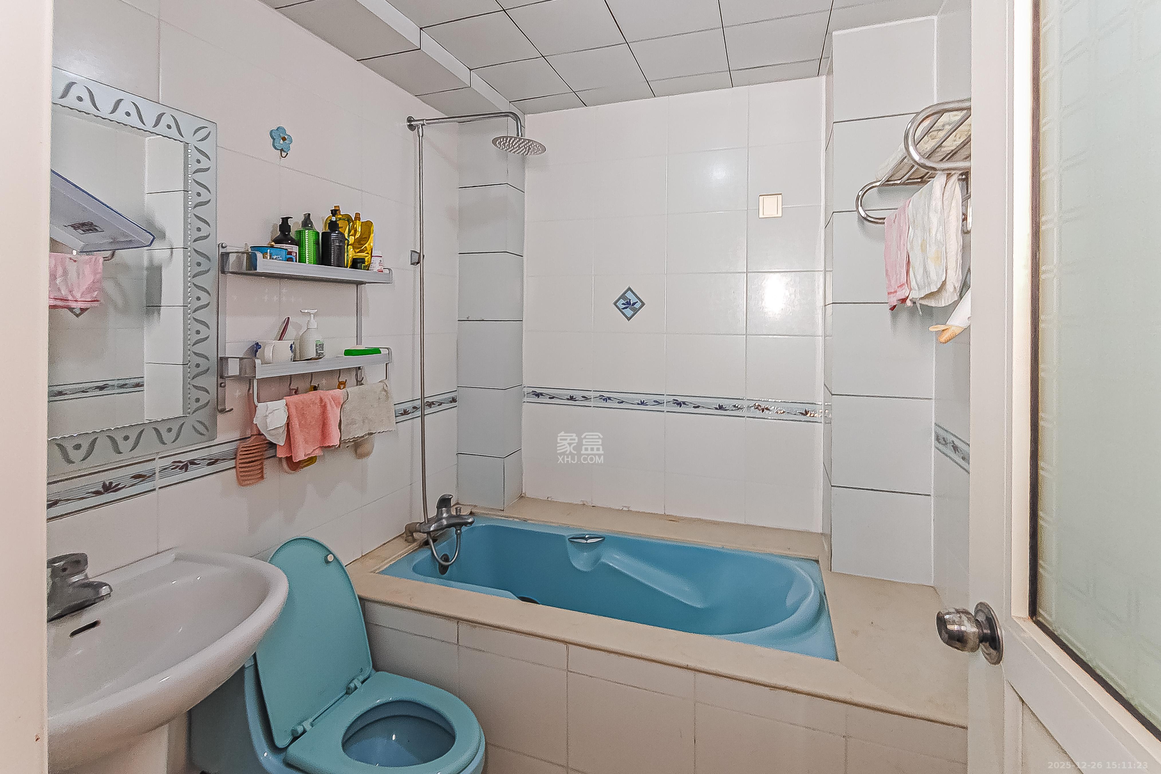 杏花园小区  3室2厅2卫    96.0万卫生间