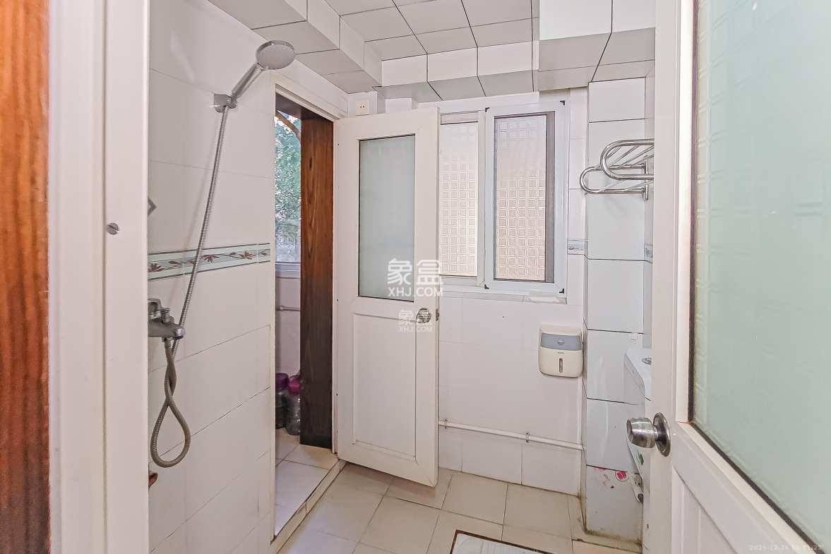 杏花园小区 3室2厅2卫 96.0万 杏花园小区 3室2厅2卫 96.0万卫生间