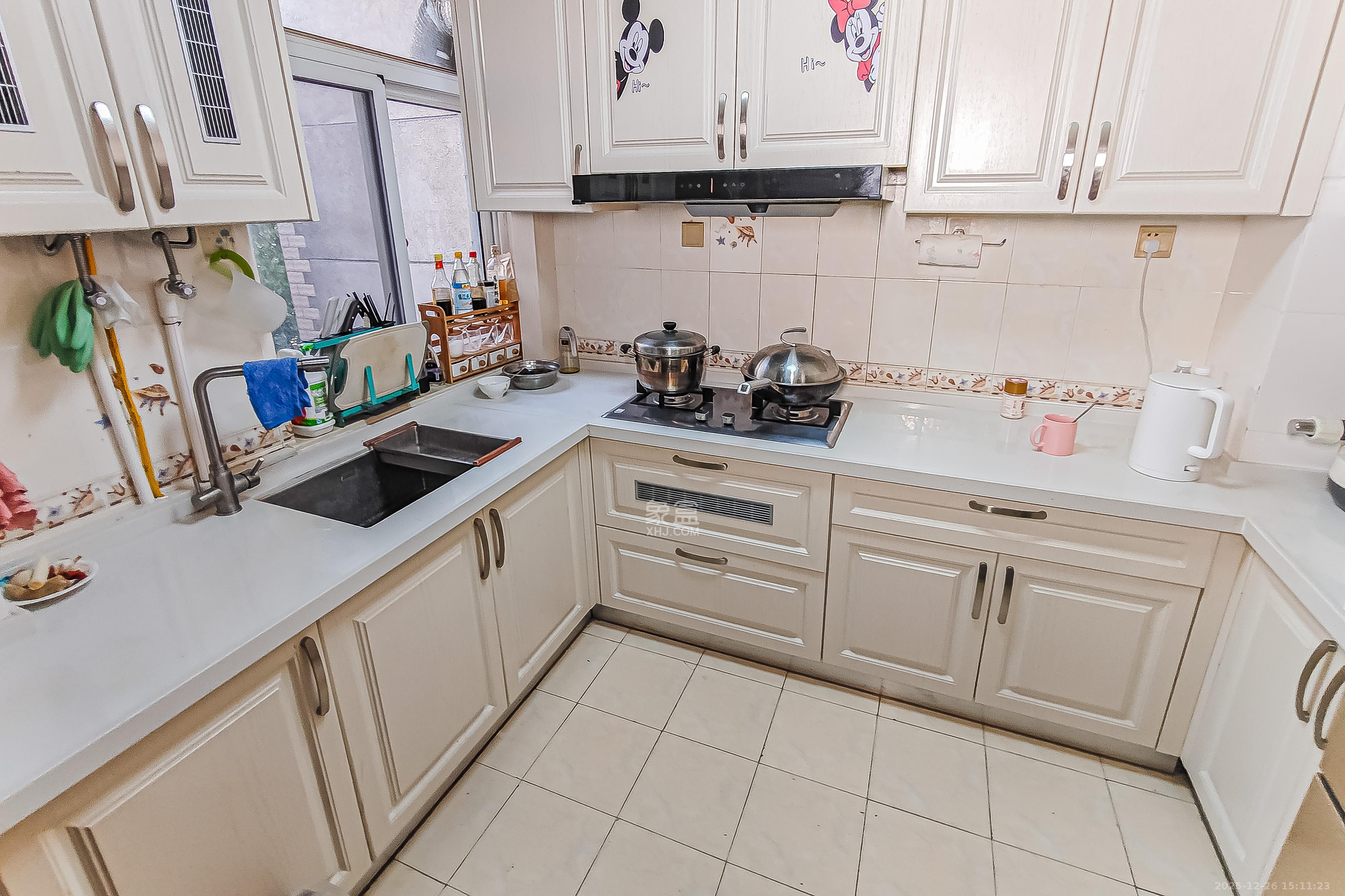 杏花园小区  3室2厅2卫    96.0万厨房