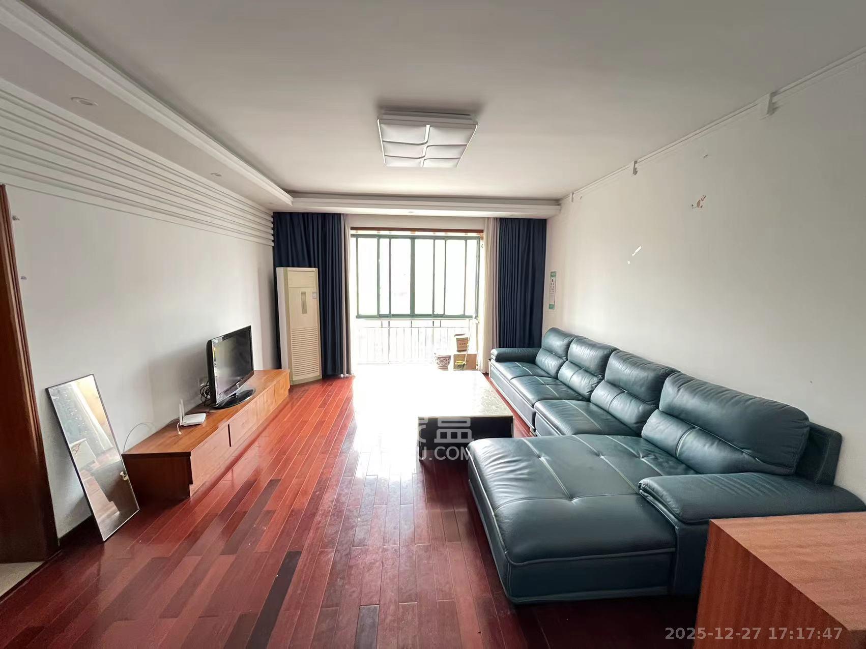 东方新城  3室2厅1卫    2400.0元/月