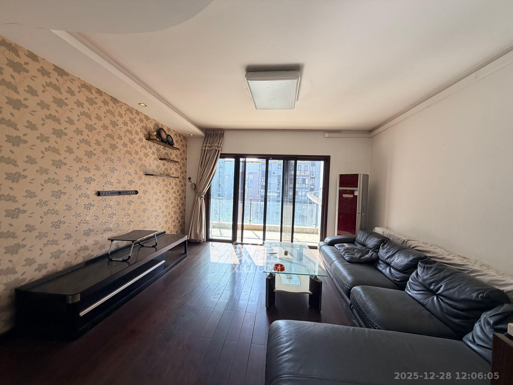 茂华国际湘  3室2厅2卫    2500.0元/月