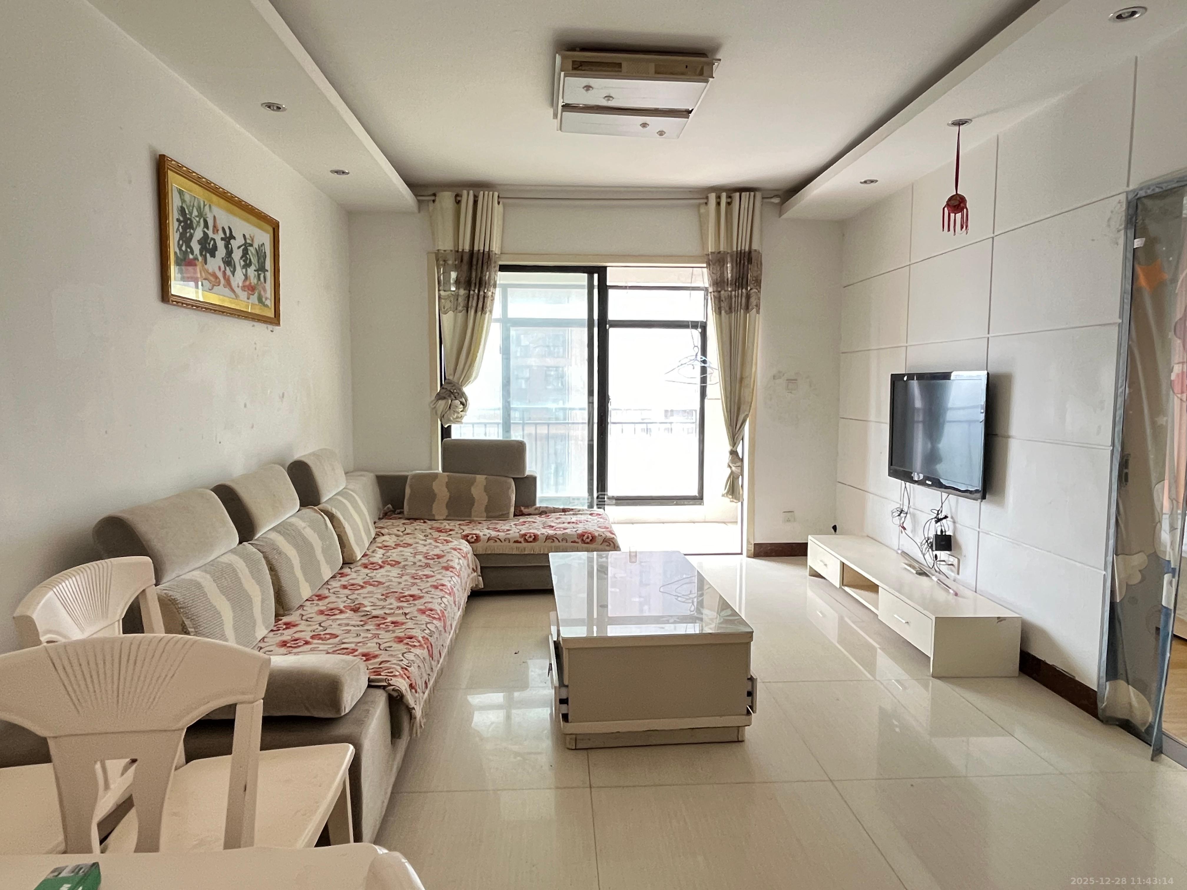 三一街区  3室2厅1卫    1600.0元/月