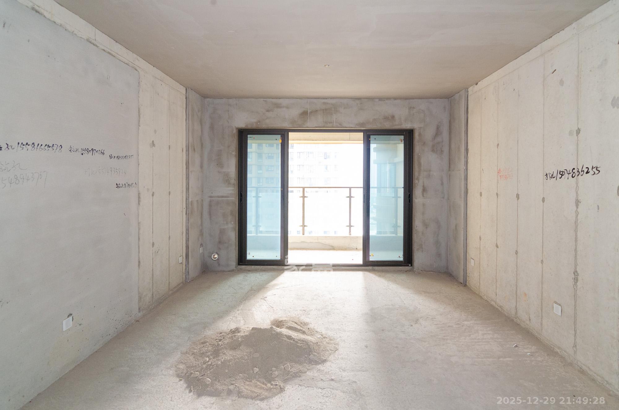 三润城（三润星城）  4室2厅2卫    90.0万