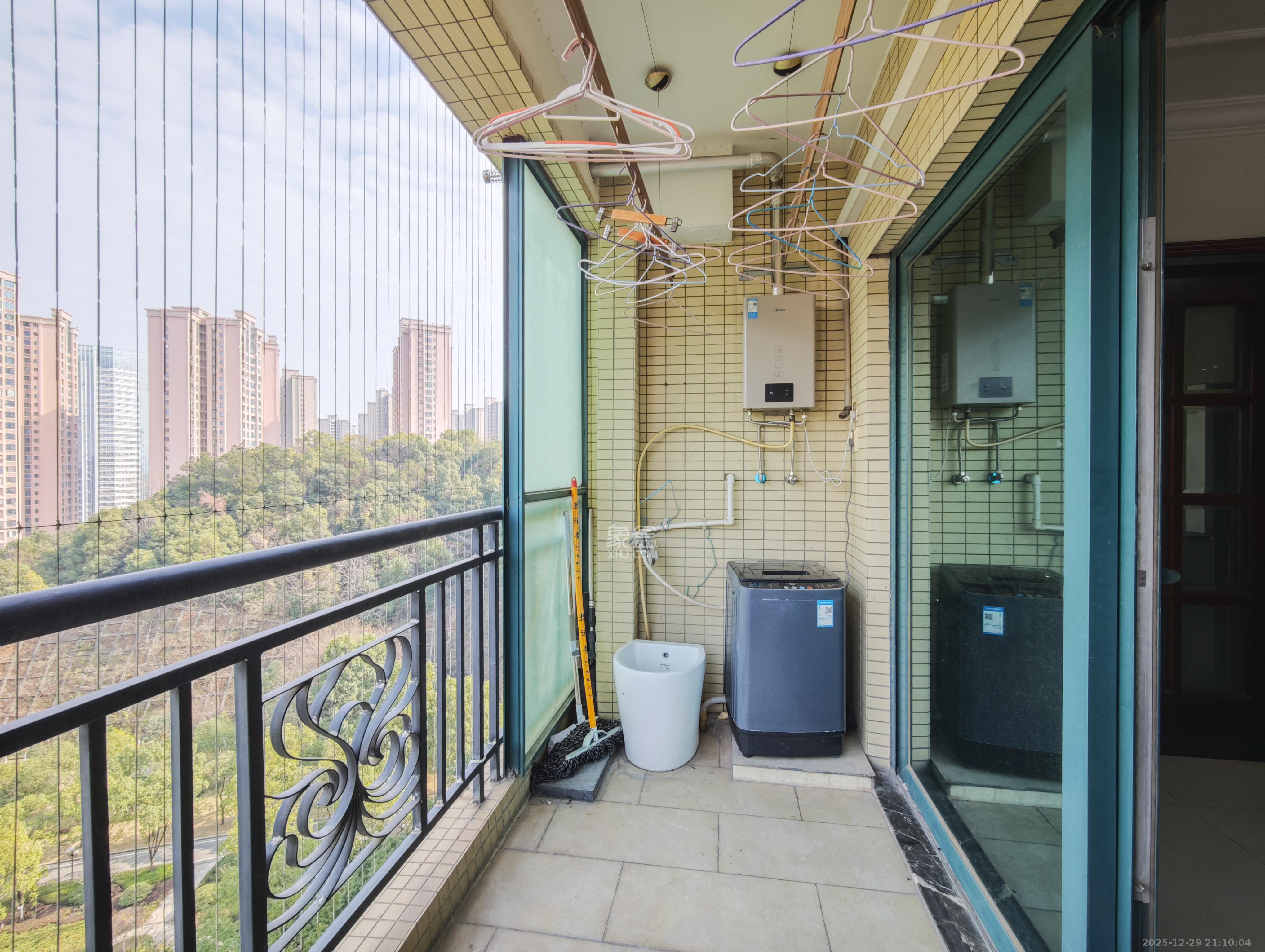 恒大城 4室2厅2卫 142.0万 恒大城 4室2厅2卫 142.0万阳台