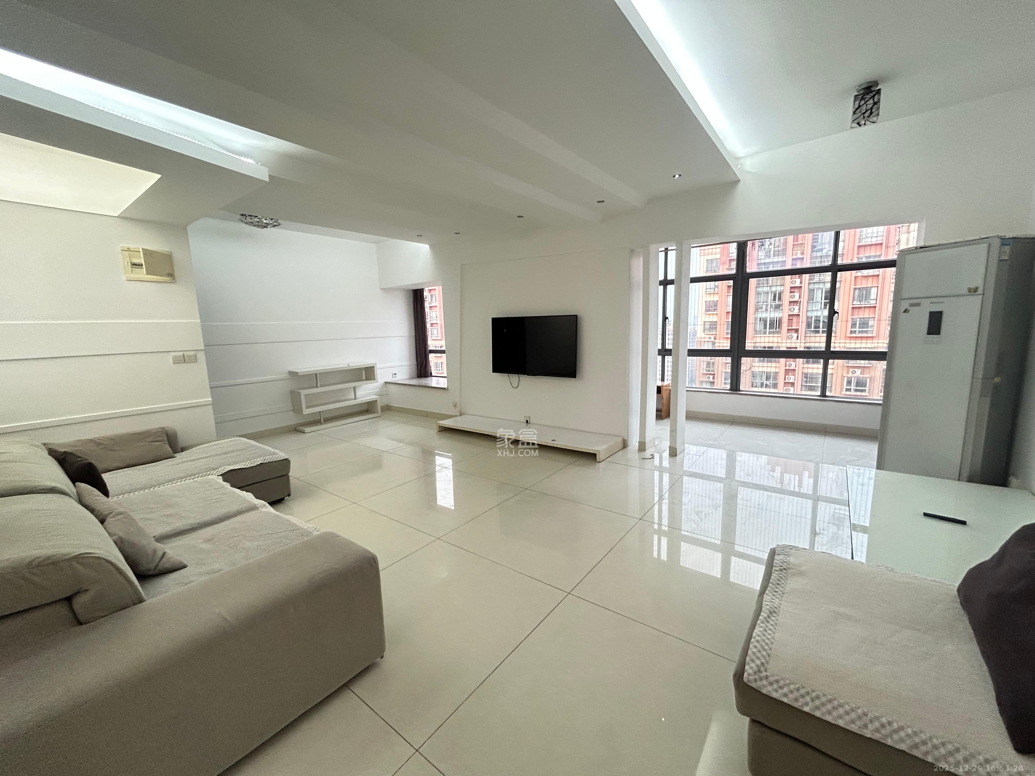 上海城小区  4室2厅2卫    2600.0元/月