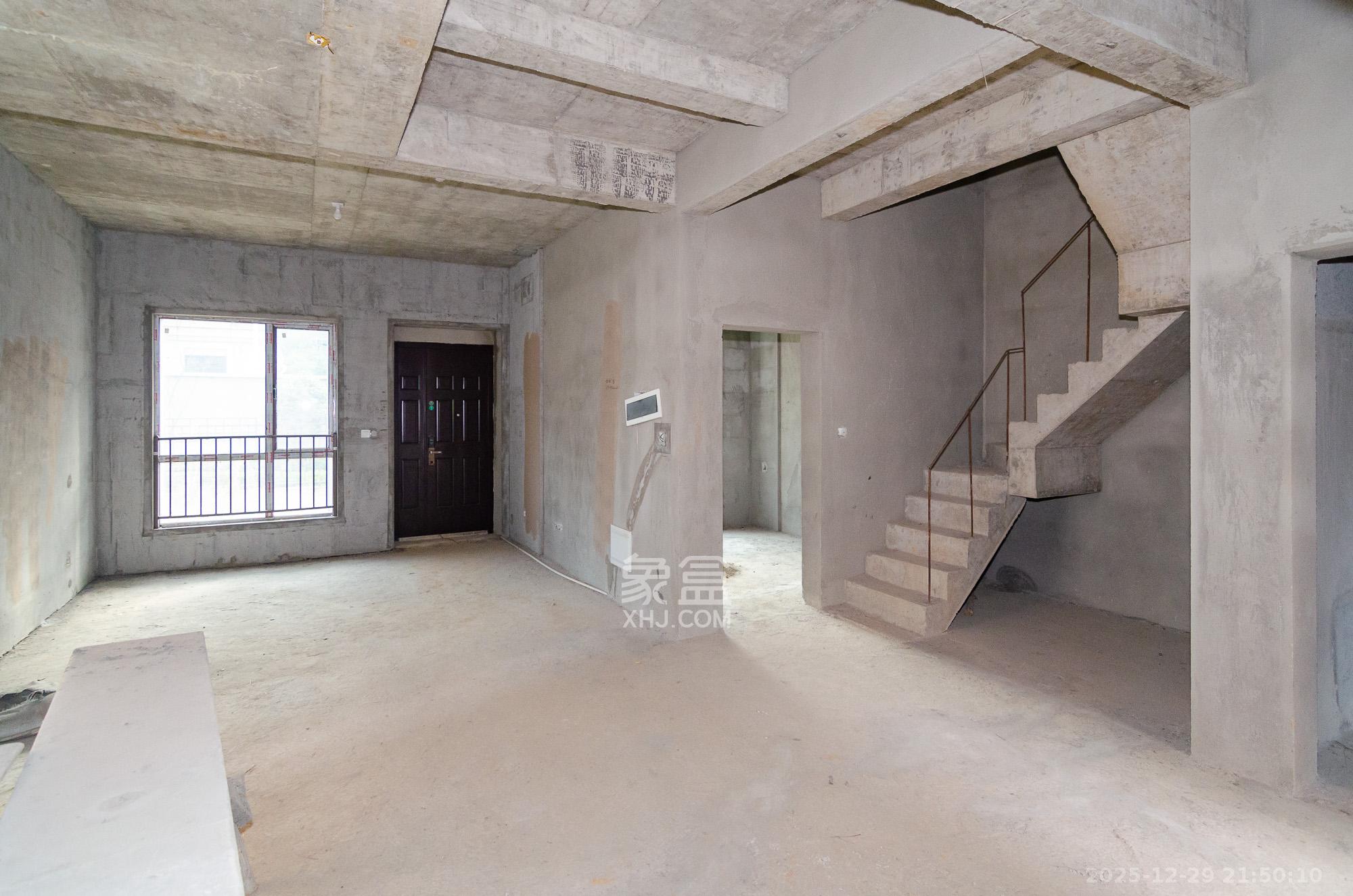 大汉汉园  4室2厅3卫    180.0万