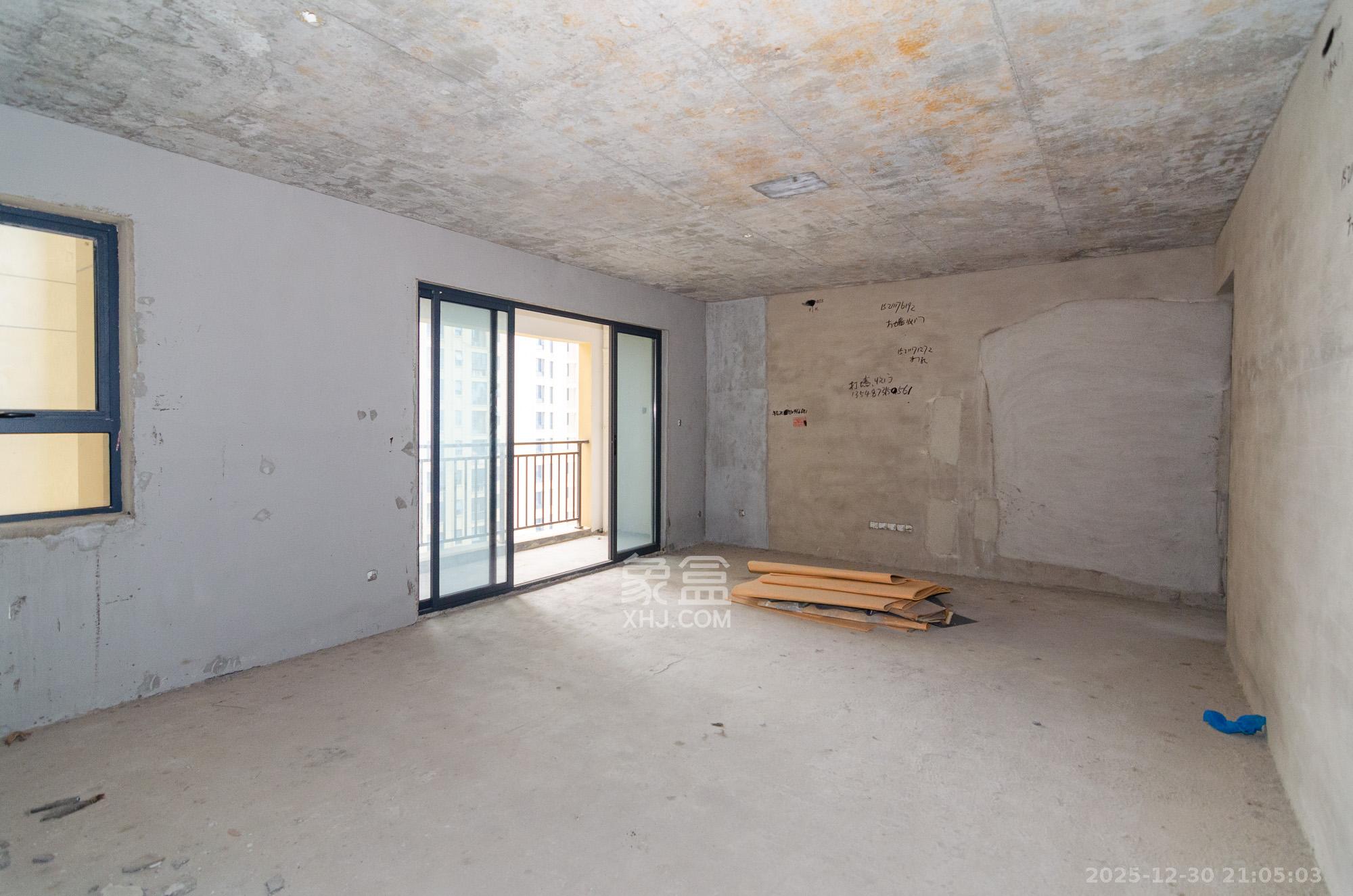 鸿海公园里  4室2厅1卫    56.8万