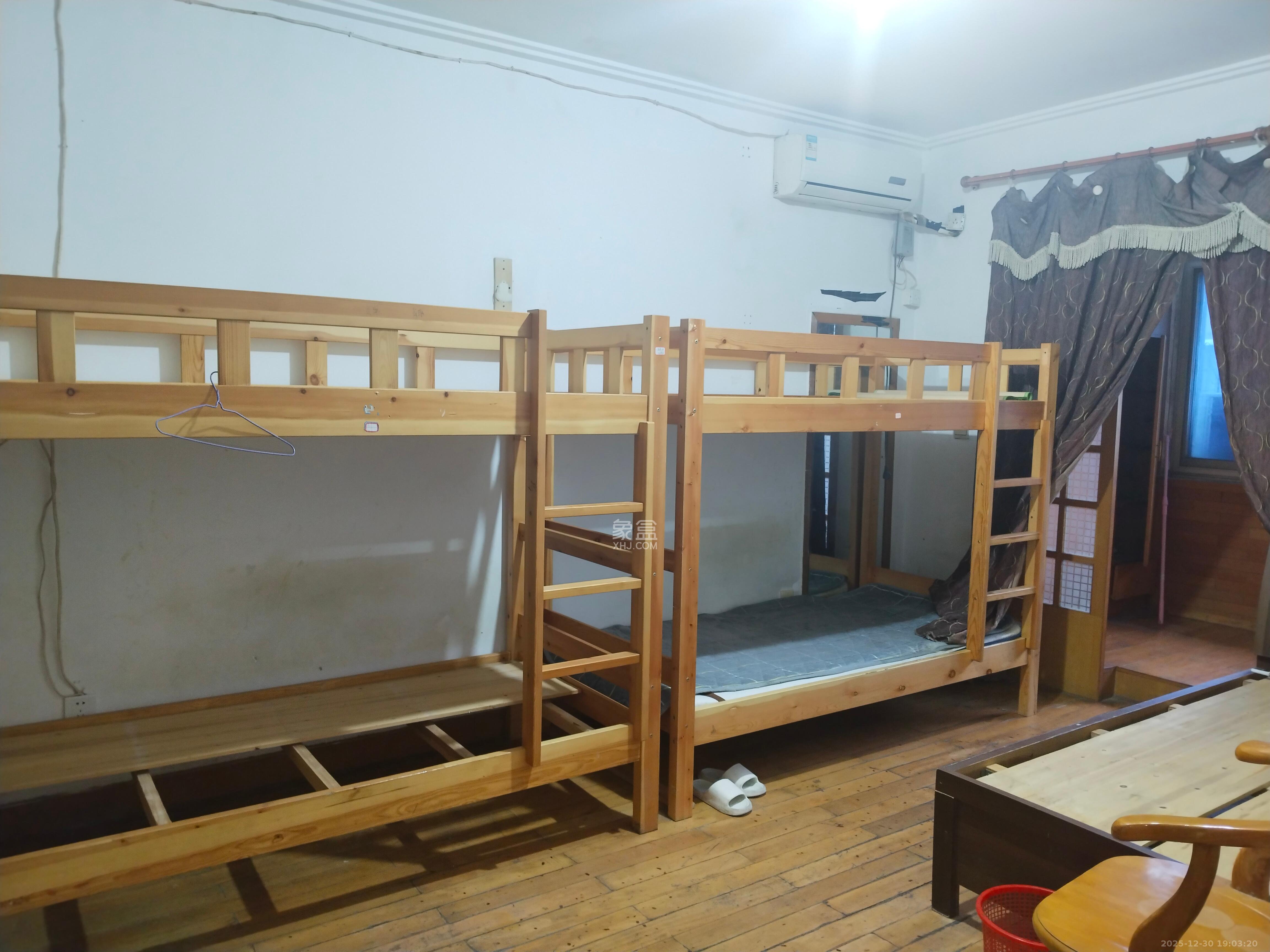 大众公寓（人人家宿舍）  3室2厅2卫    2400.0元/月