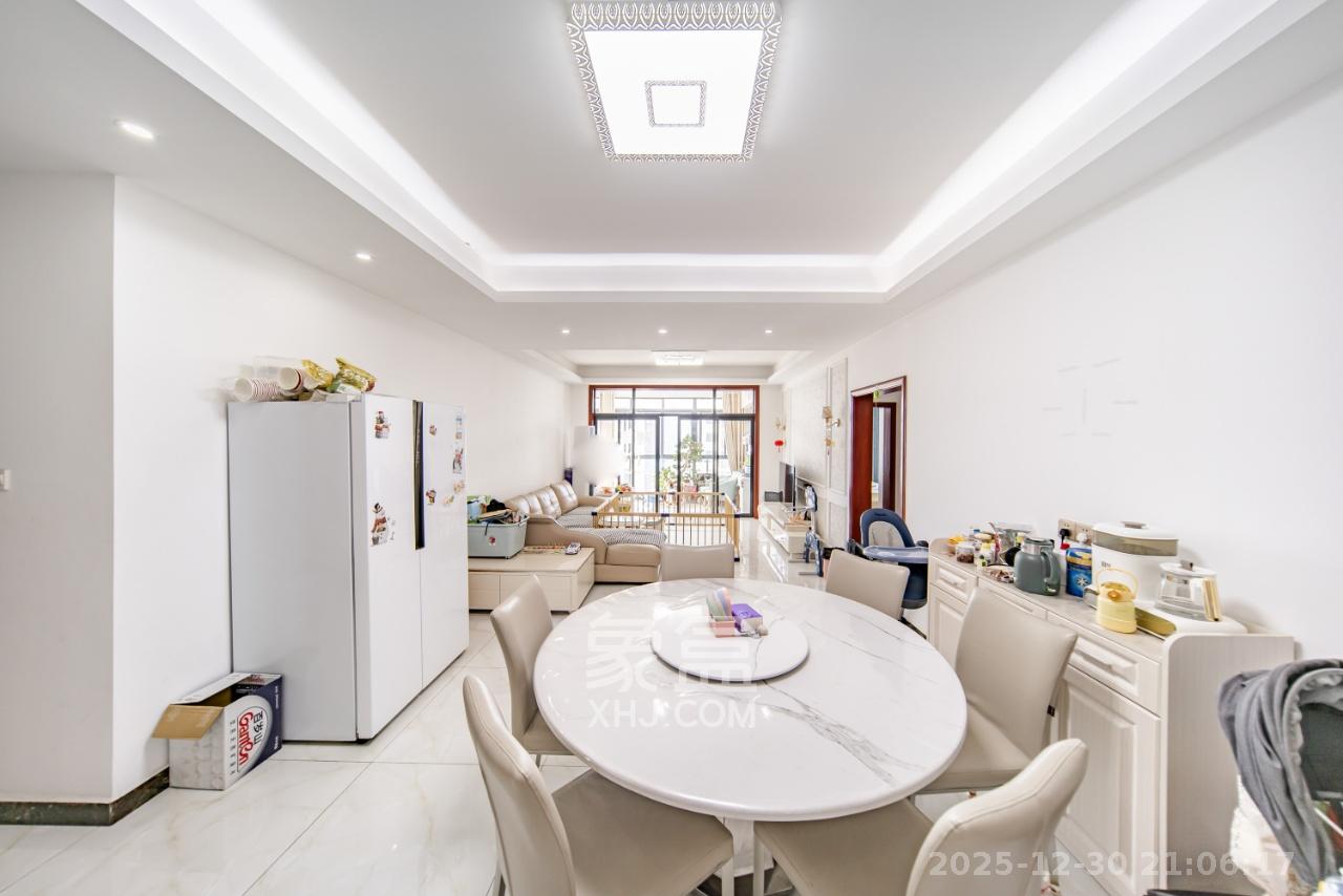 阳光100三期  3室2厅2卫    3300.0元/月