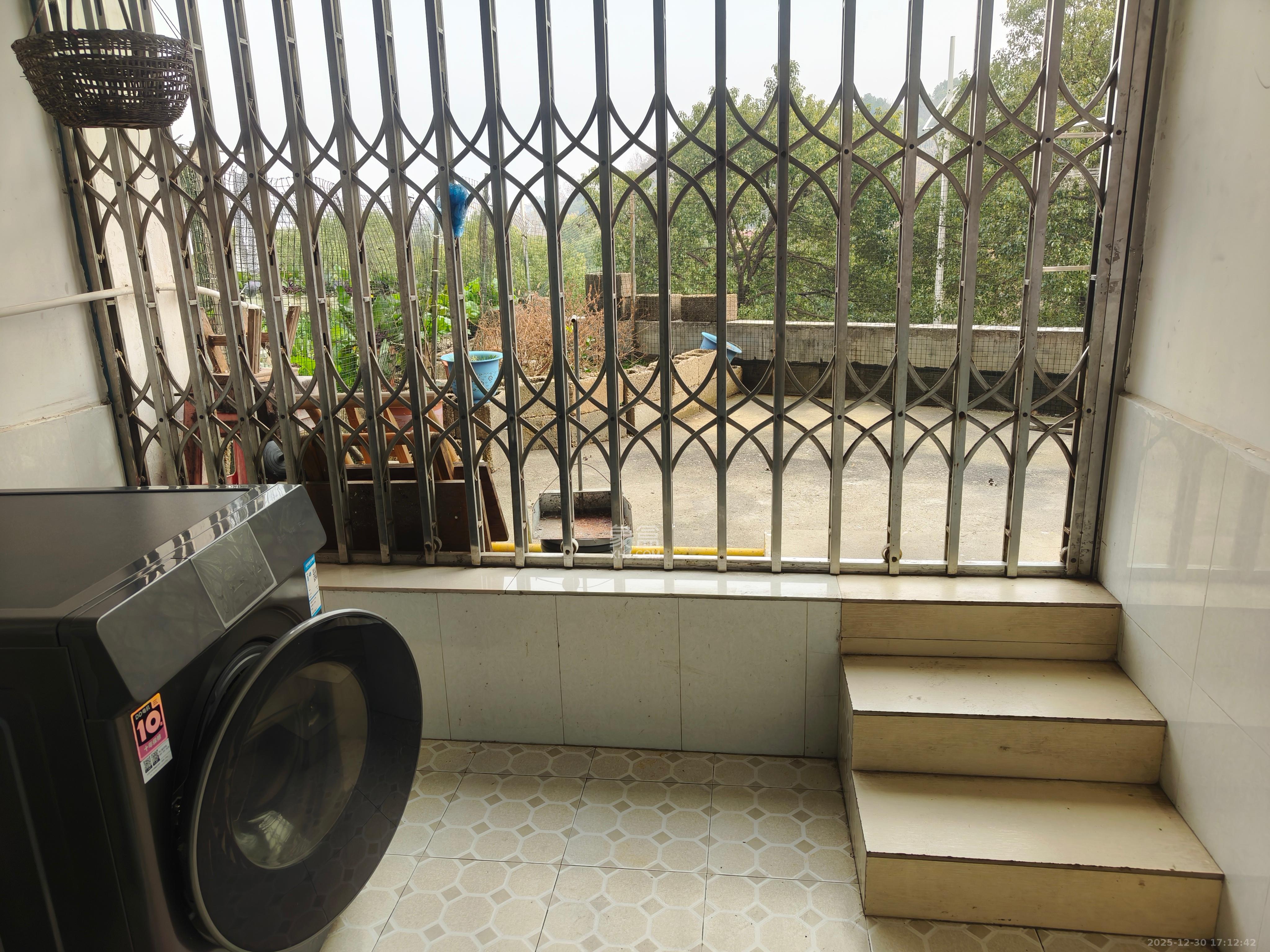 新诚小区  2室2厅1卫    1700.0元/月