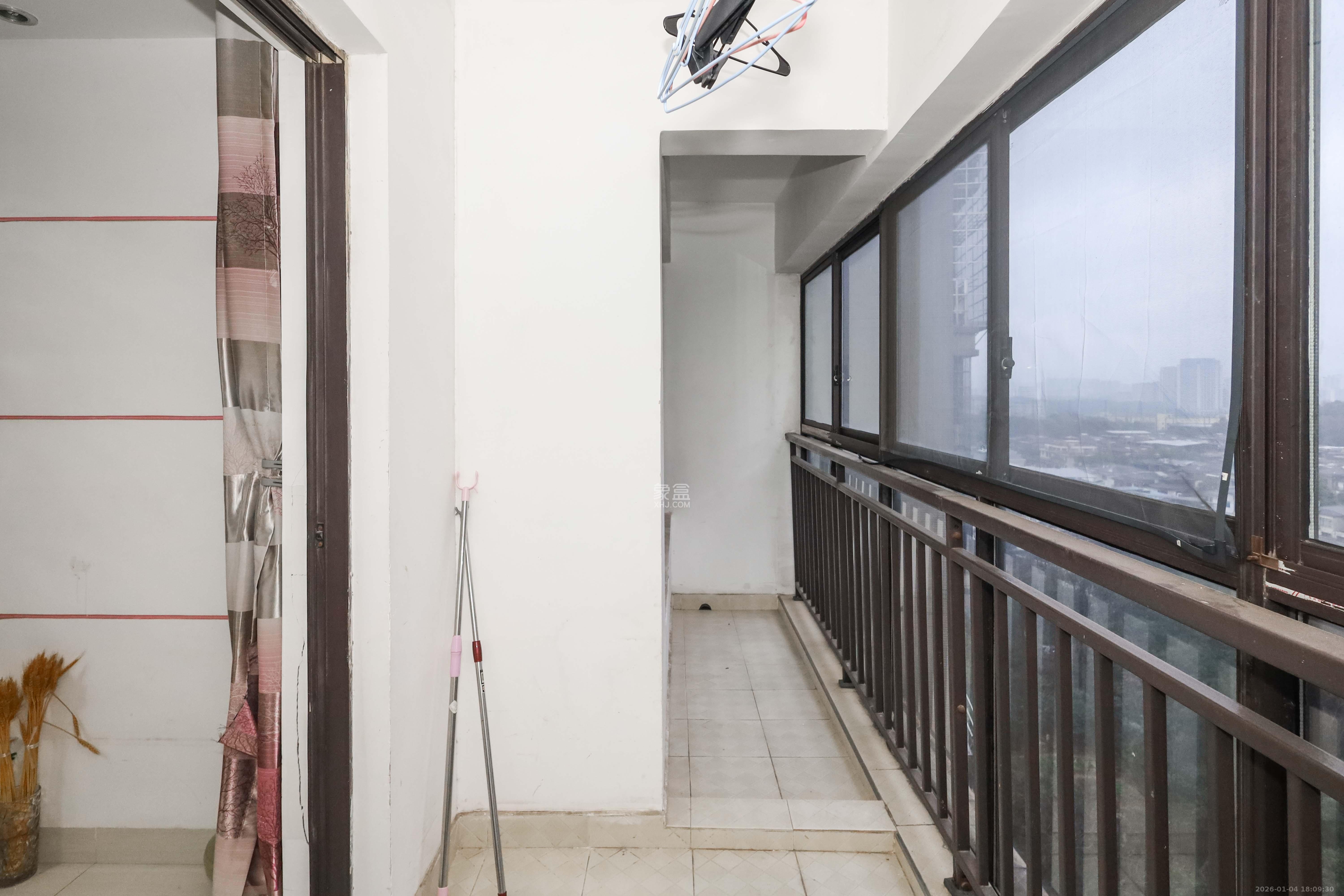 保利麓谷林语E区 3室2厅1卫 80.0万 保利麓谷林语E区 3室2厅1卫 80.0万阳台