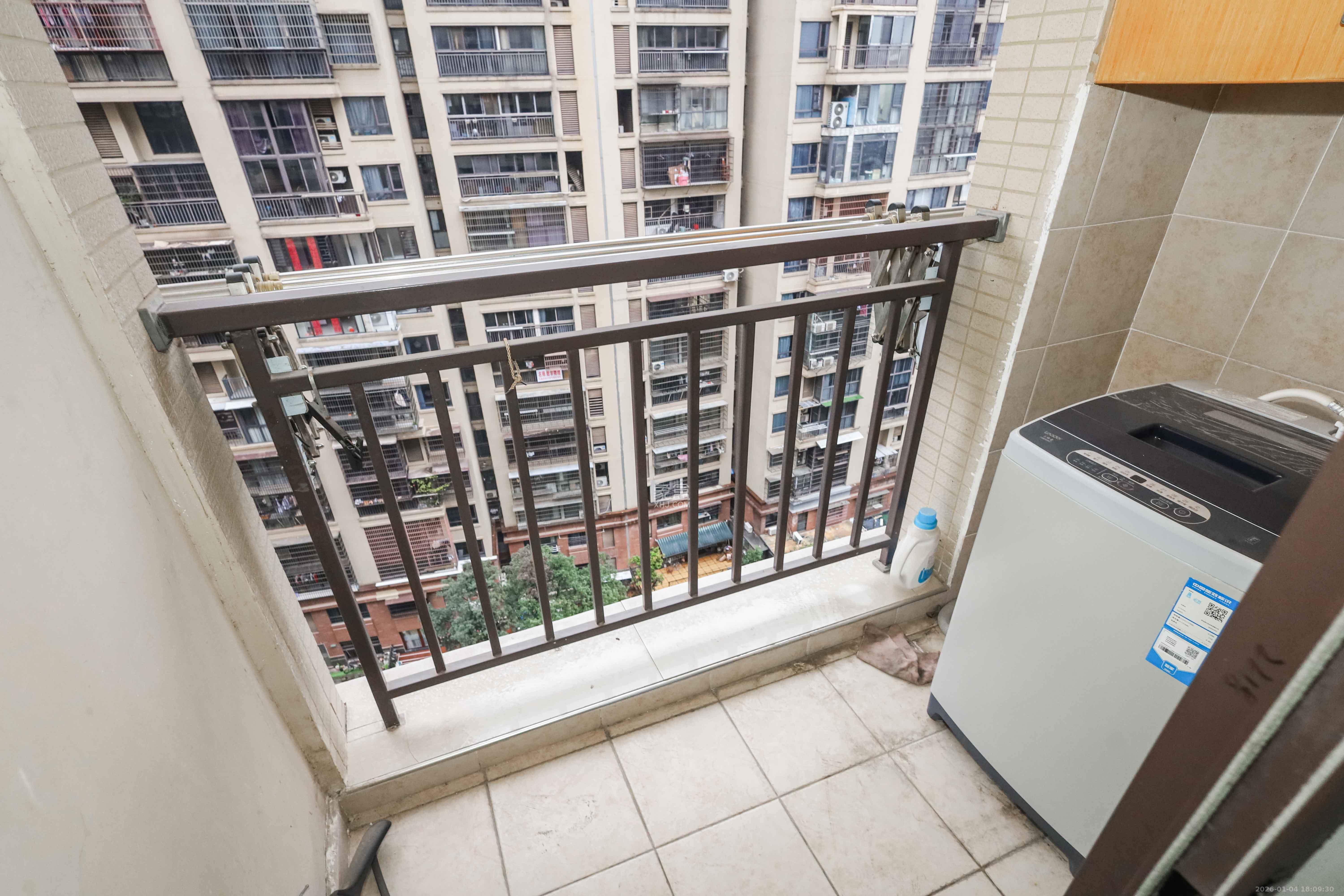 保利麓谷林语E区 3室2厅1卫 80.0万 保利麓谷林语E区 3室2厅1卫 80.0万阳台