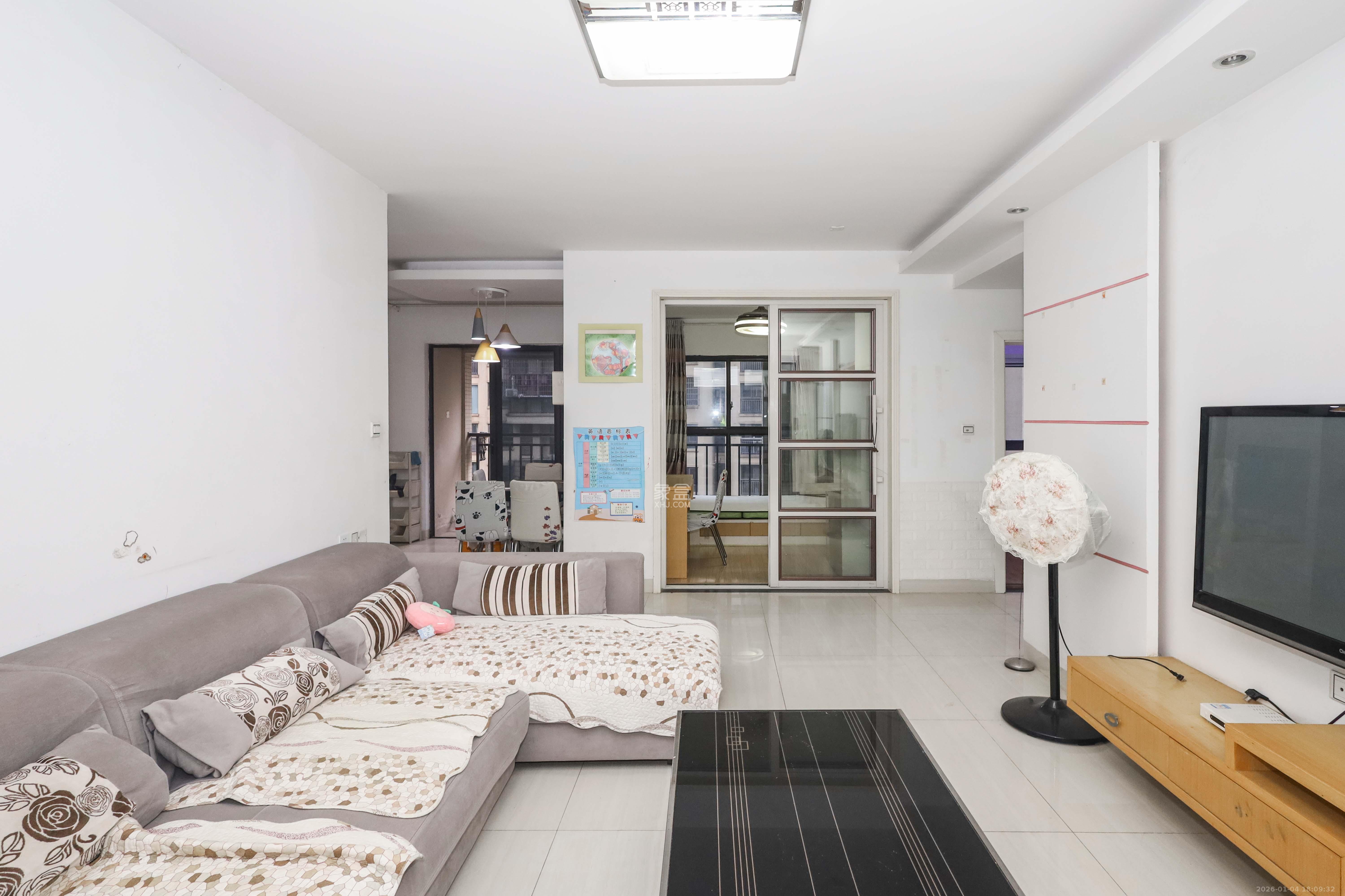 保利麓谷林语E区 3室2厅1卫 80.0万 保利麓谷林语E区 3室2厅1卫 80.0万客厅