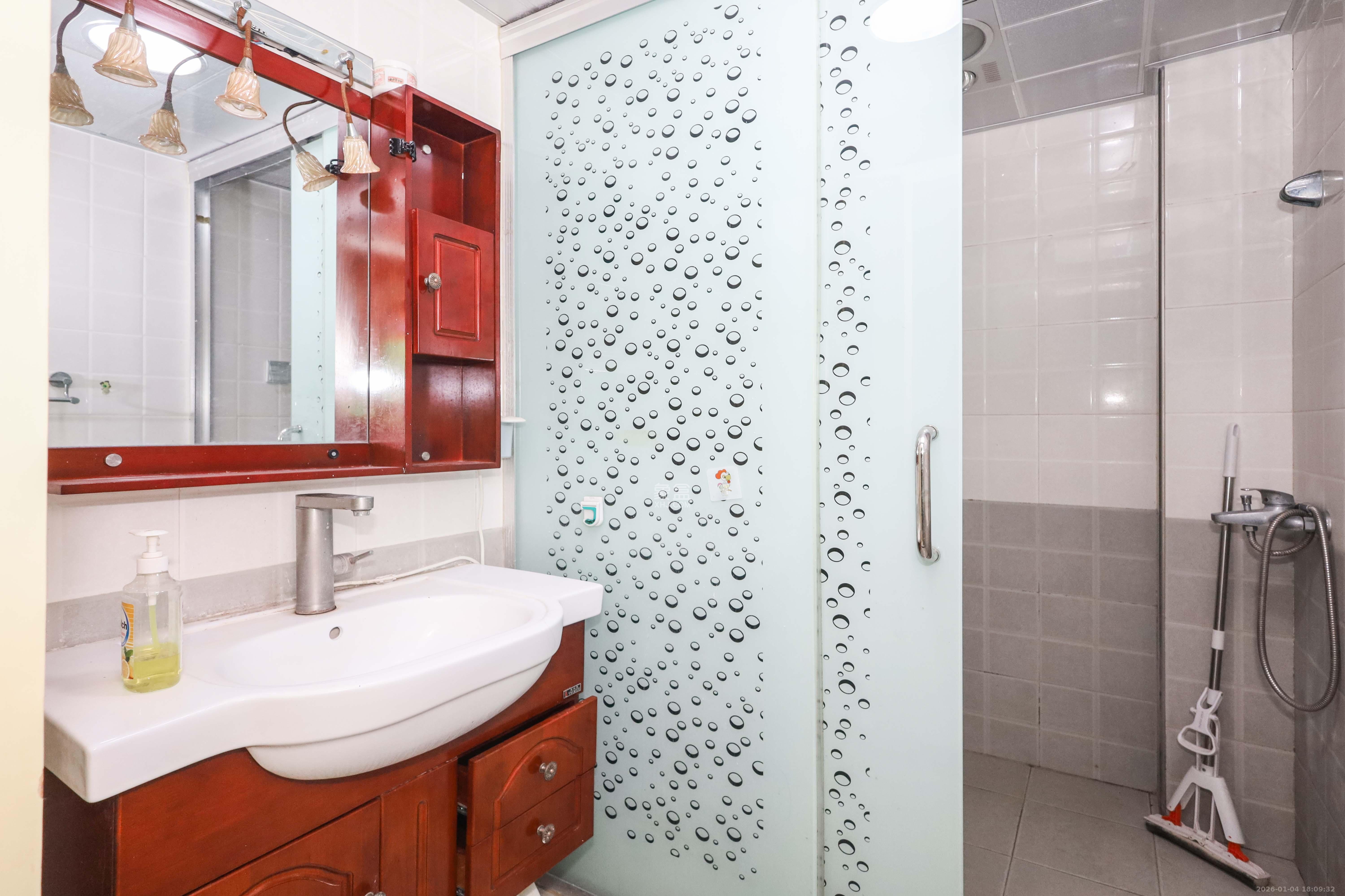 保利麓谷林语E区 3室2厅1卫 80.0万 保利麓谷林语E区 3室2厅1卫 80.0万卫生间