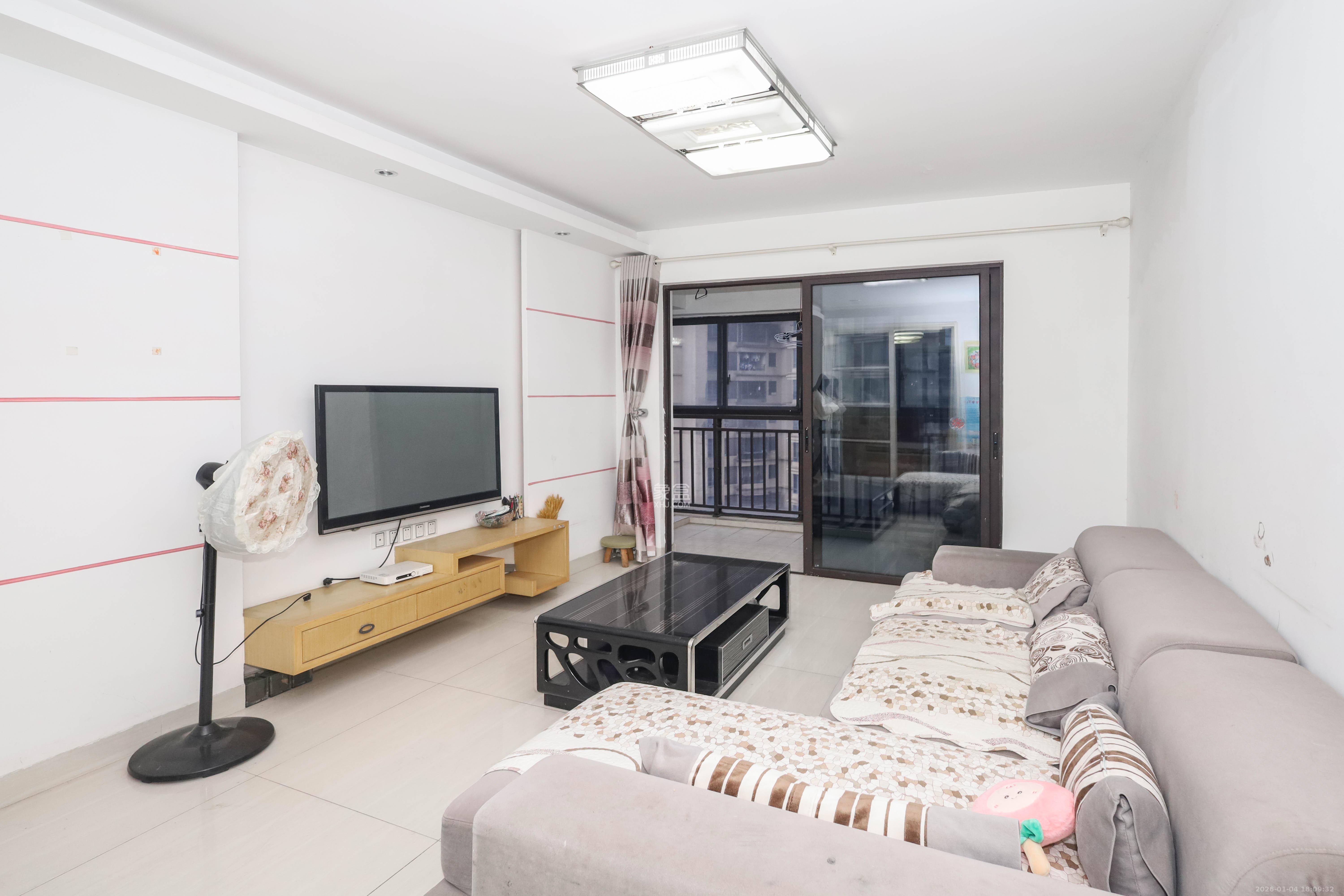 保利麓谷林语E区 3室2厅1卫 80.0万 保利麓谷林语E区 3室2厅1卫 80.0万客厅