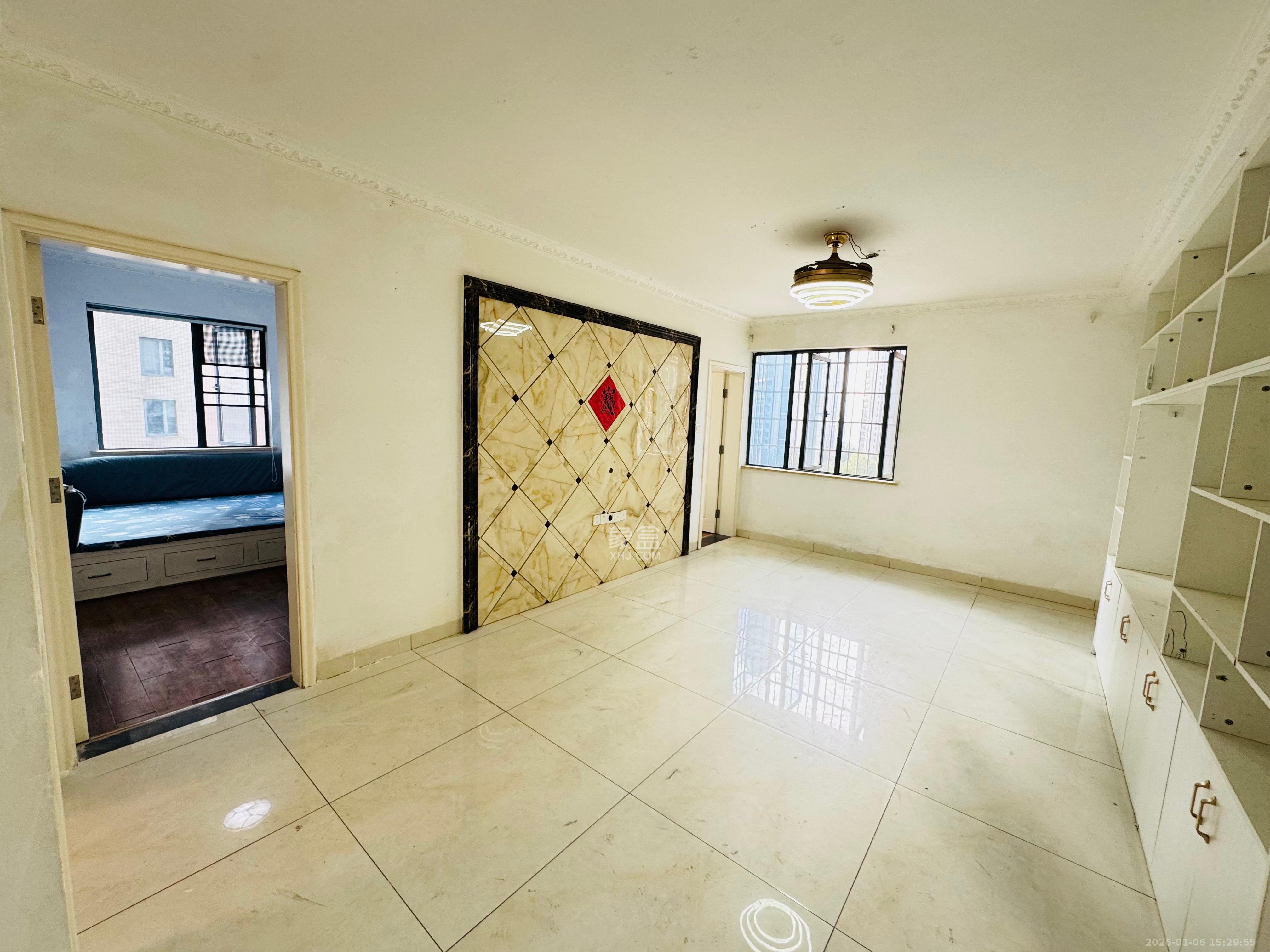 泰龙华府  3室2厅1卫    2000.0元/月