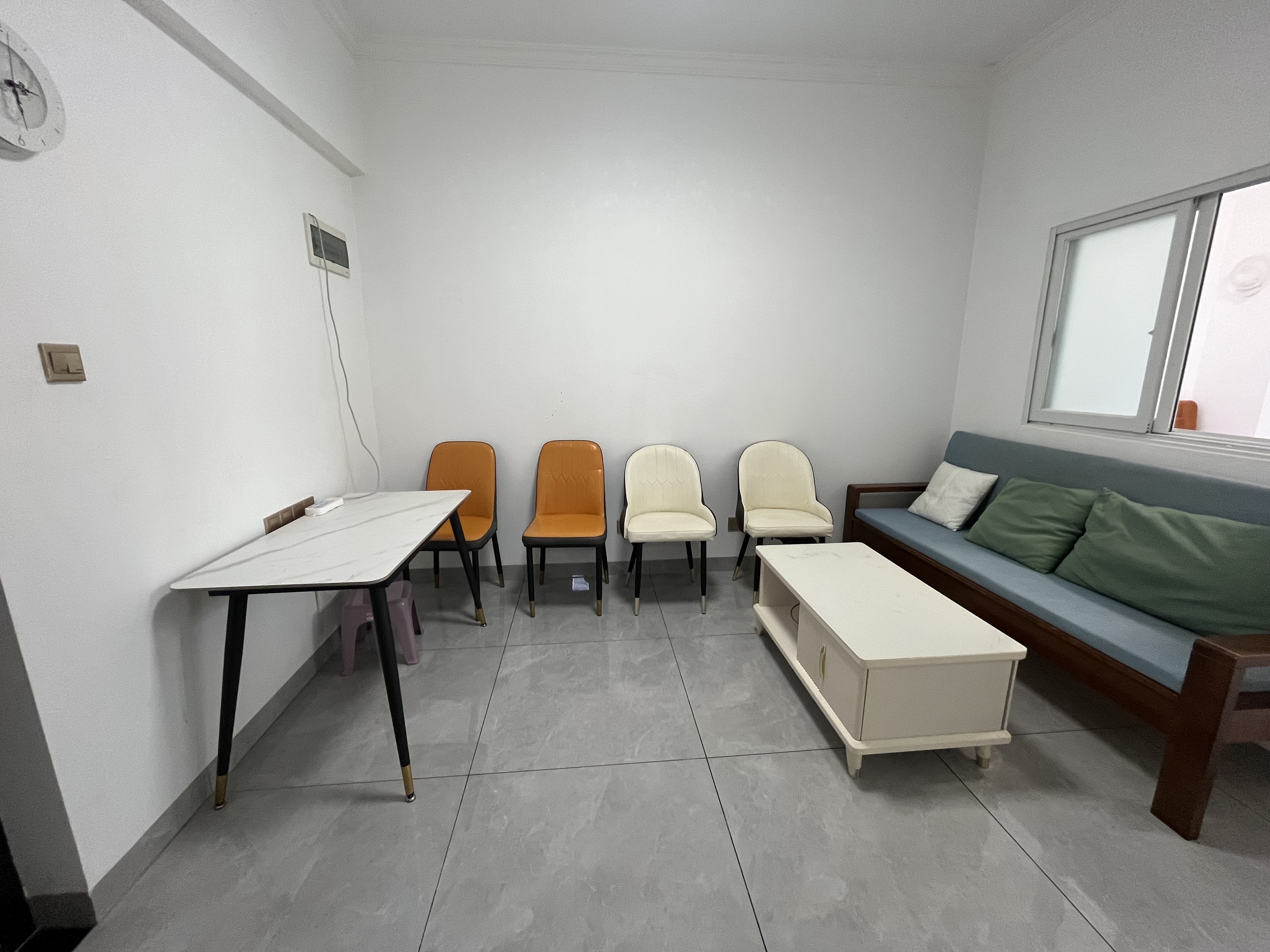 东站国际  2室2厅1卫    2300.0元/月