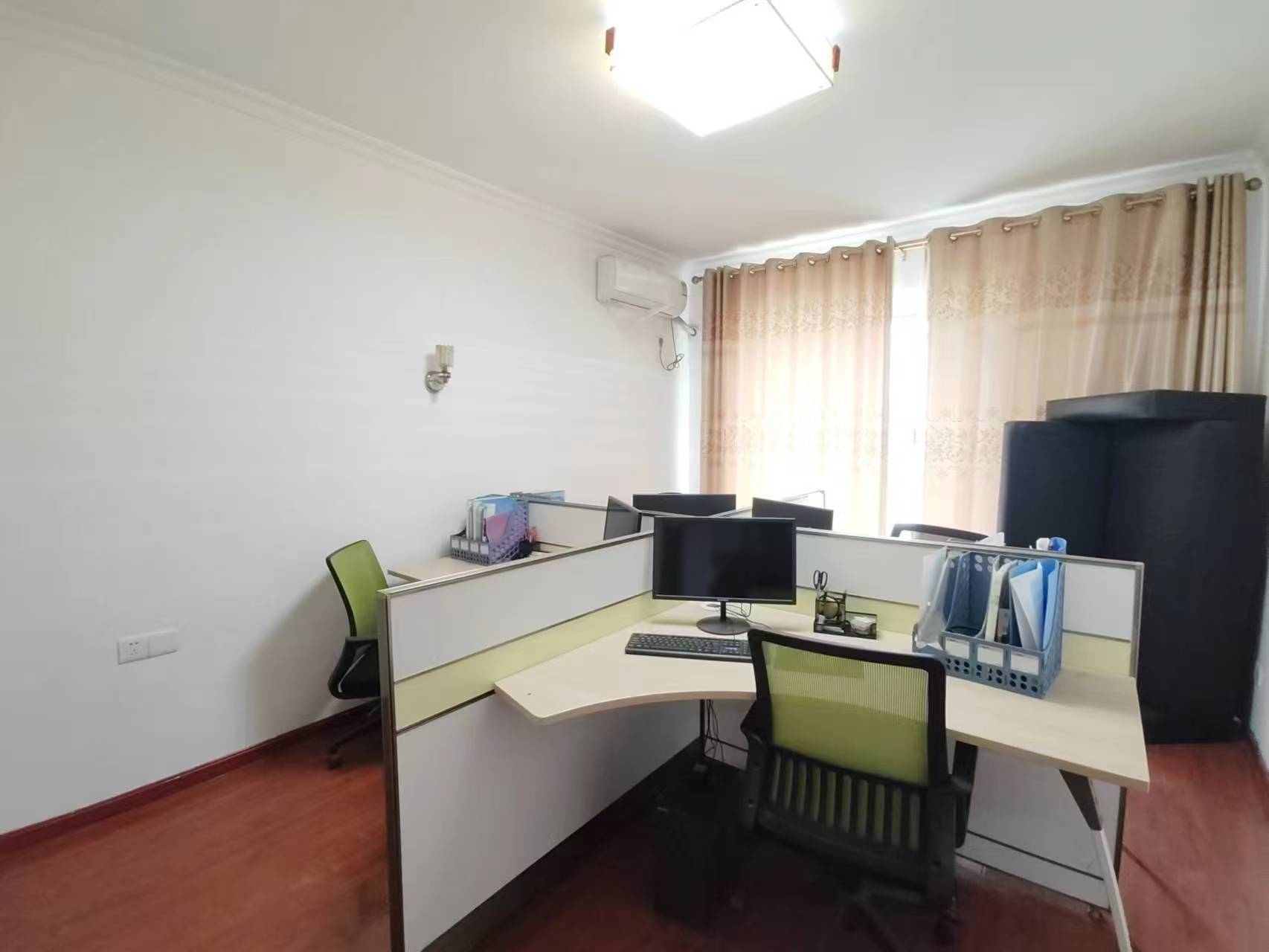 华亿明珠  4室2厅2卫    3500.0元/月