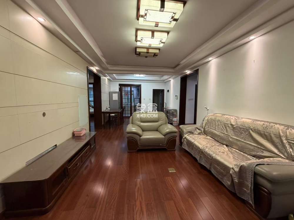 庐山恋  4室2厅2卫    61.0万