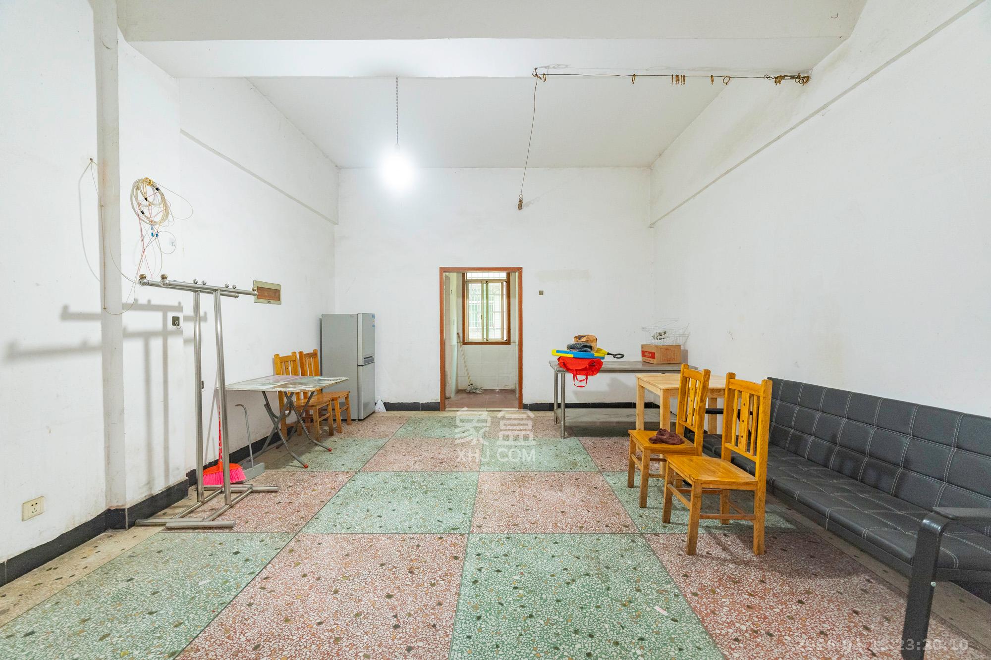 泉塘小区  2室2厅1卫    40.0万