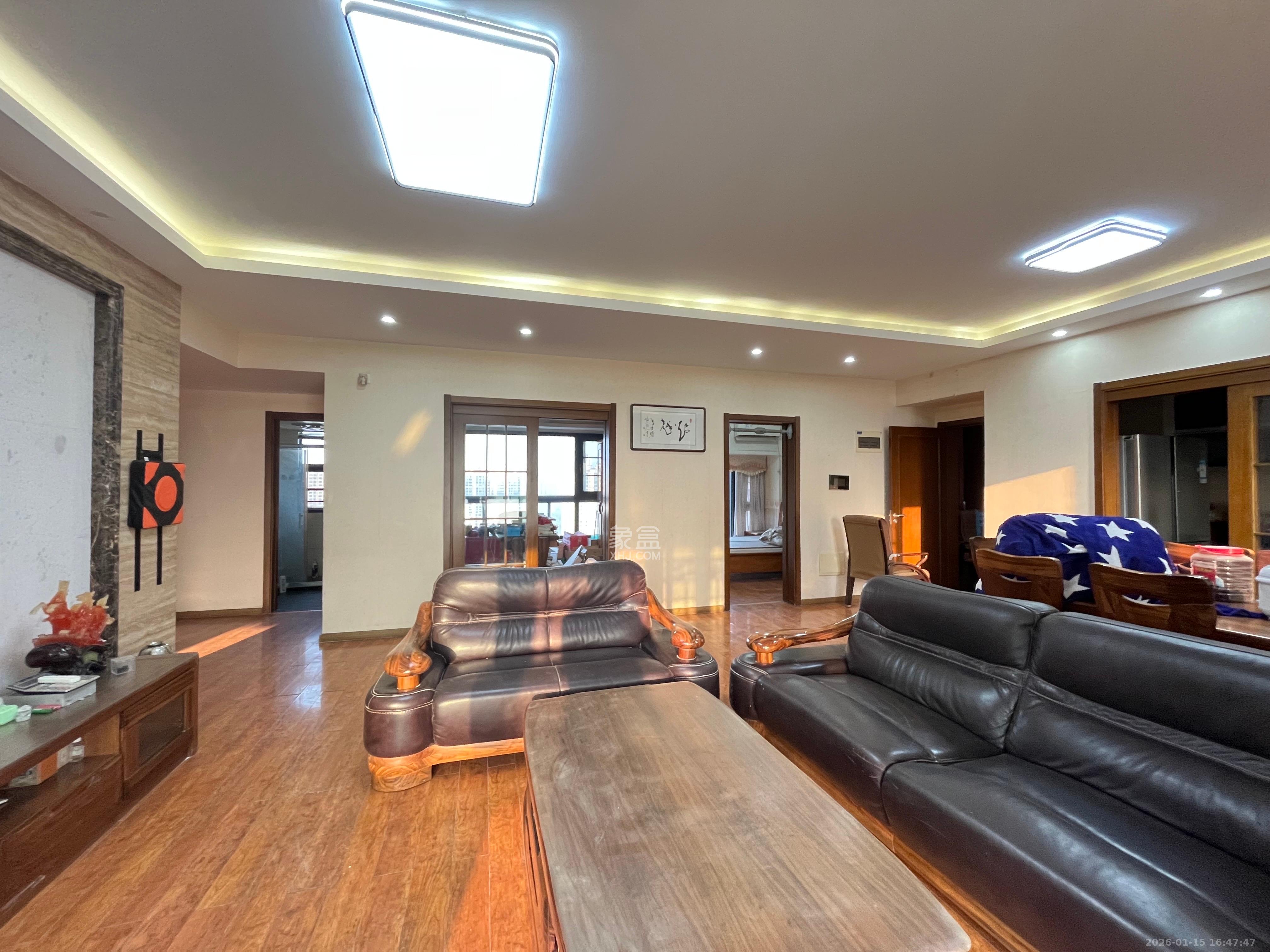 藏珑湖上国际花园高层  4室2厅2卫    3500.0元/月