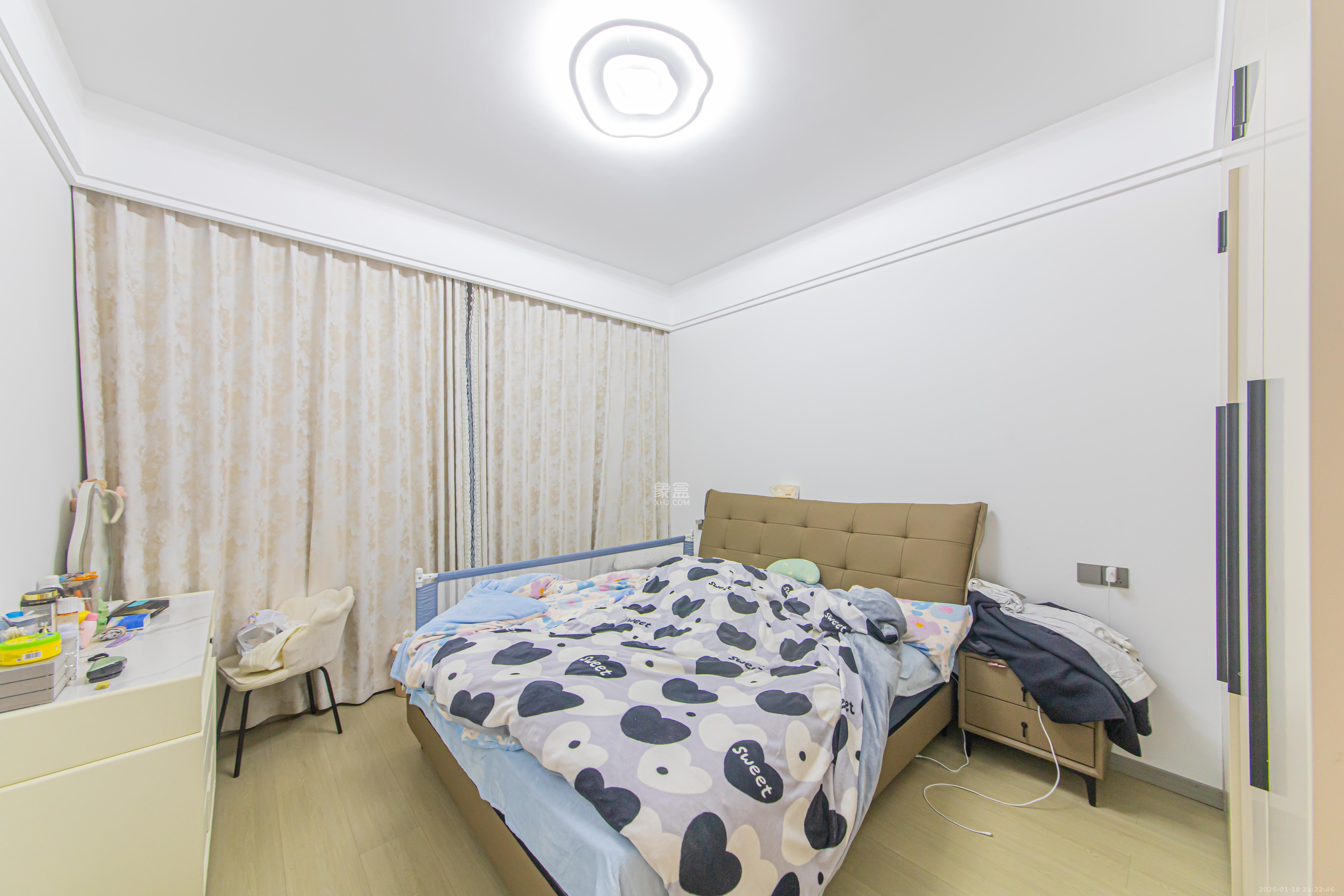 北辰中央公园辰玺洋房区  5室2厅2卫    230.0万卧室