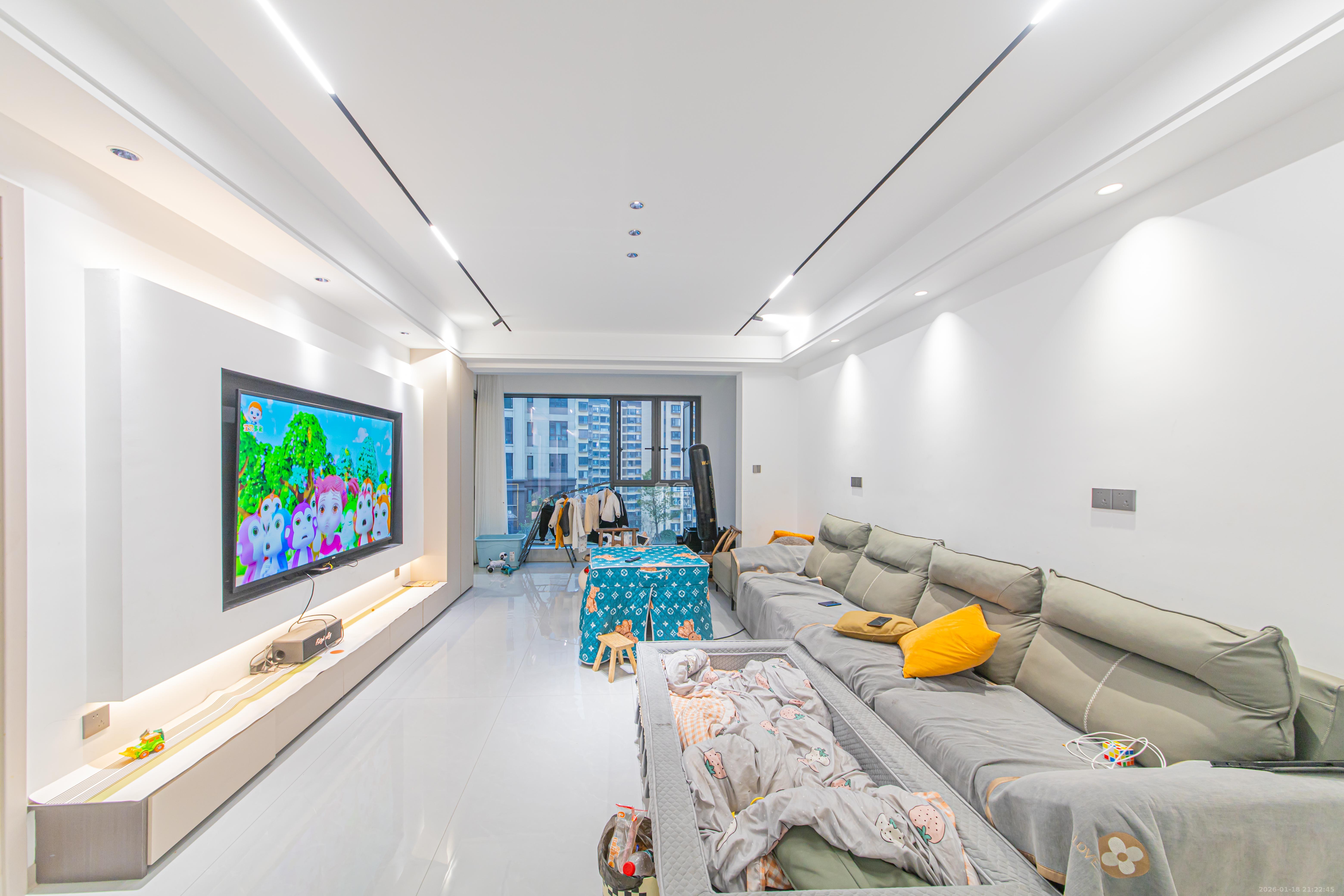 北辰中央公园辰玺洋房区  5室2厅2卫    230.0万客厅