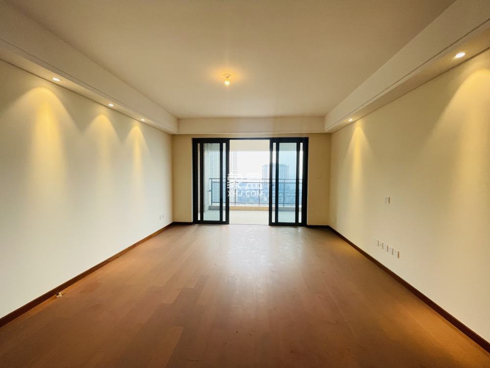 晋合湘水湾四期  4室2厅2卫    180.0万