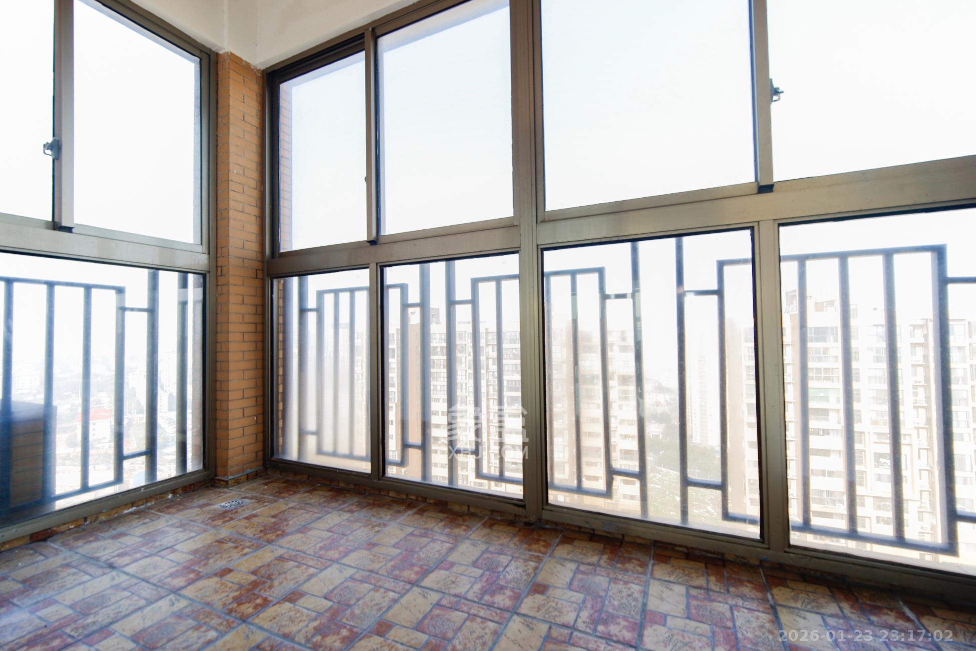 香樟鑫都  4室2厅2卫    190.0万阳台