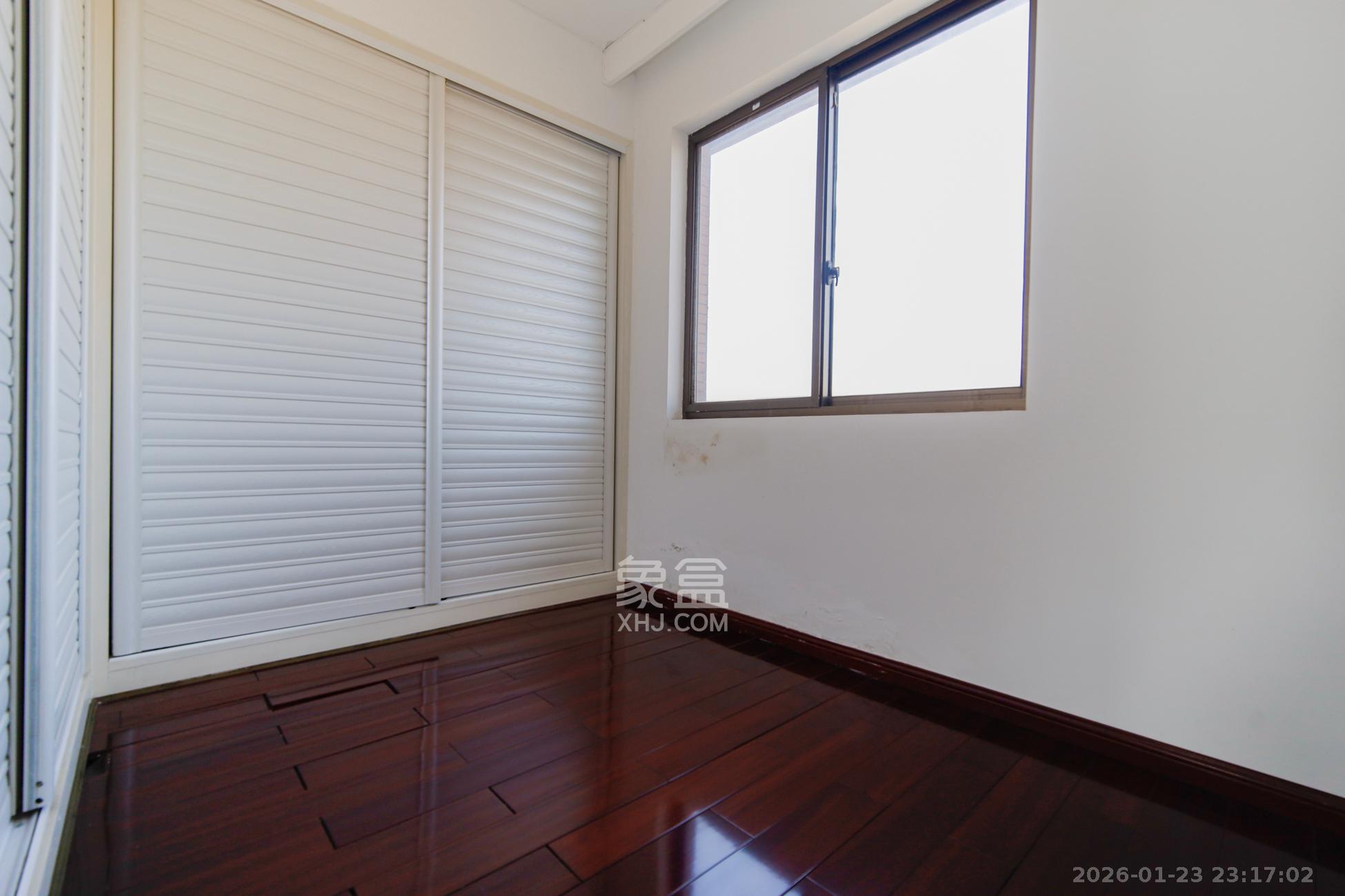 香樟鑫都  4室2厅2卫    190.0万卧室