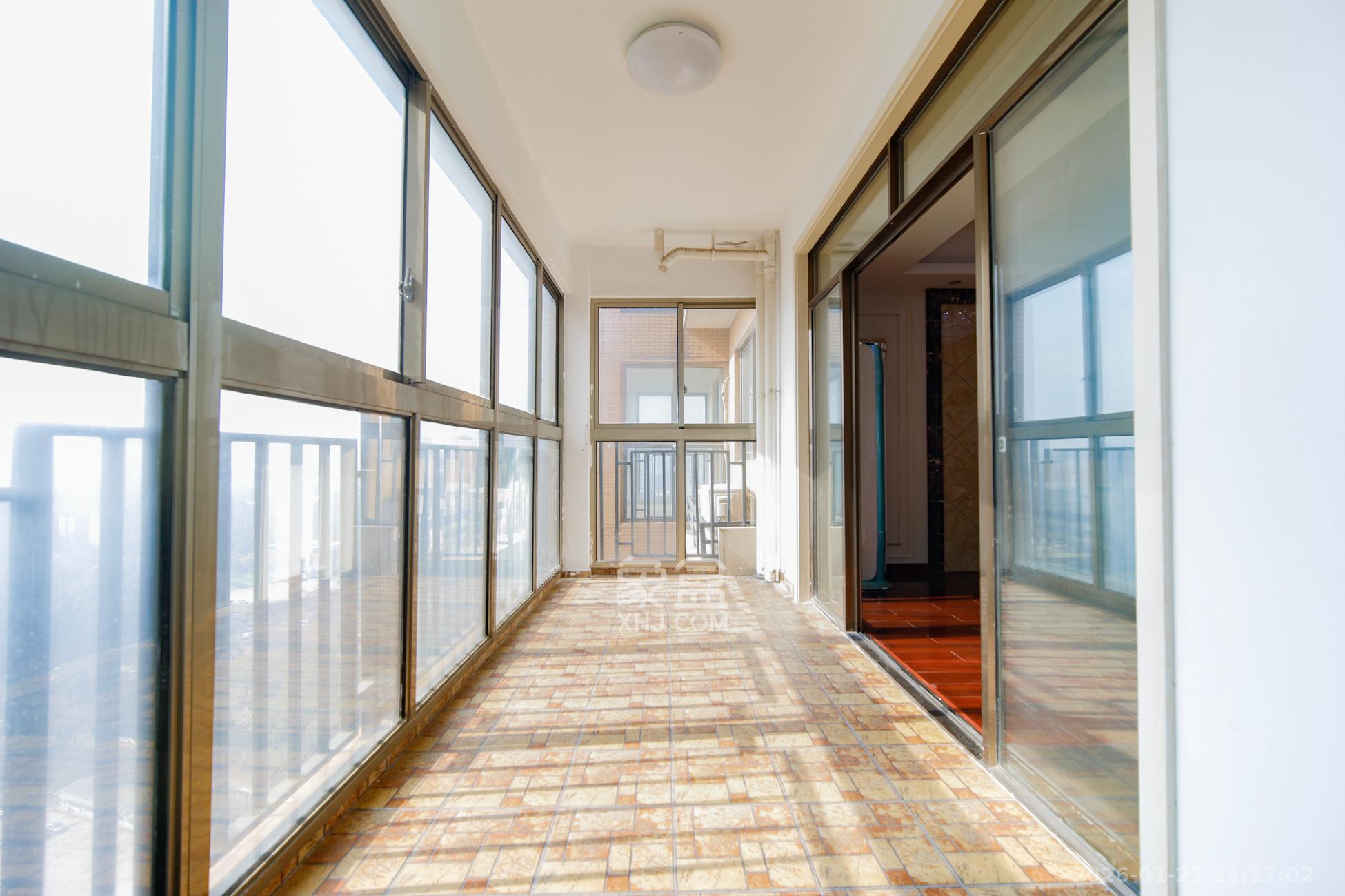 香樟鑫都  4室2厅2卫    190.0万阳台