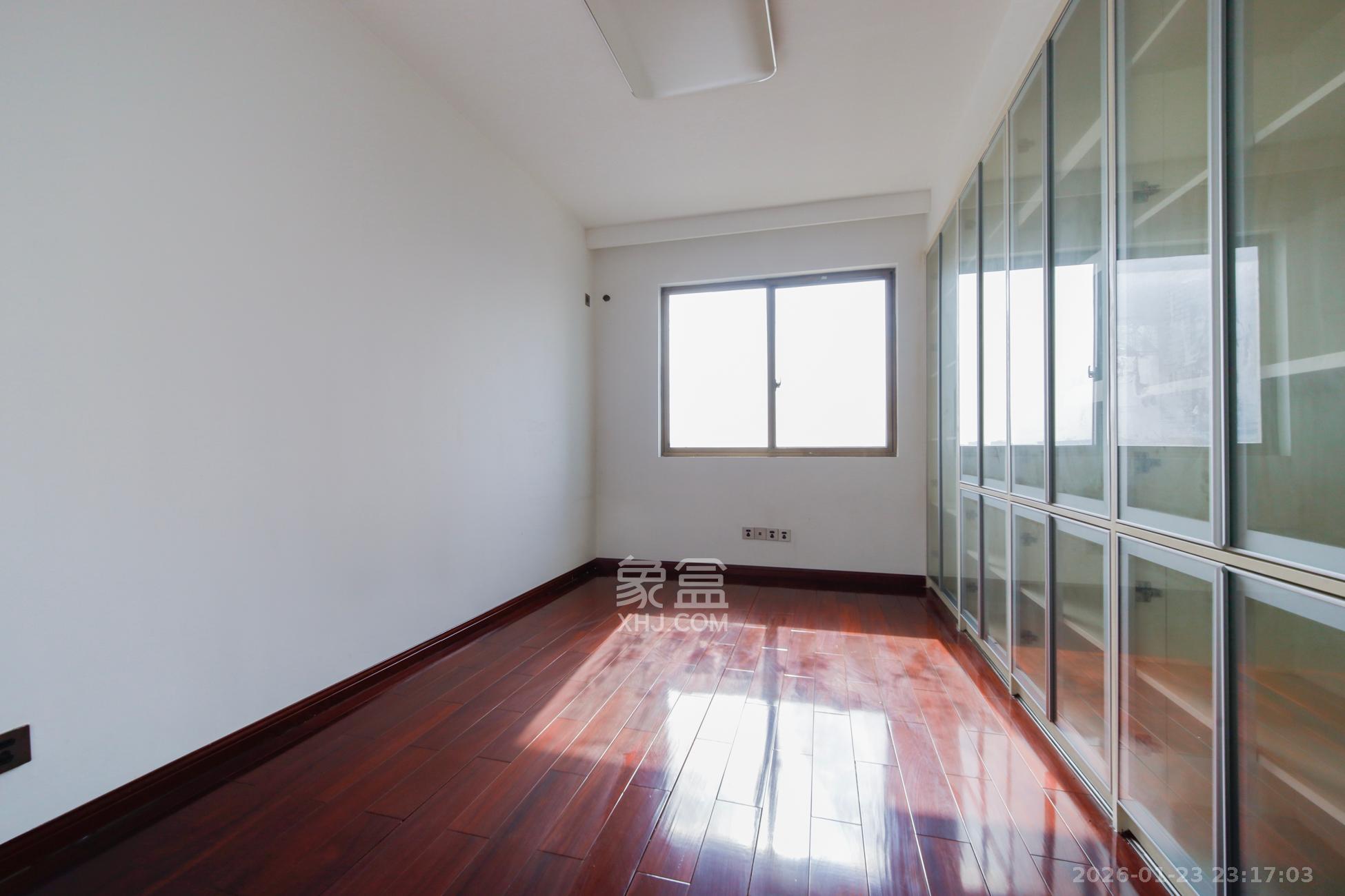 香樟鑫都  4室2厅2卫    190.0万卧室