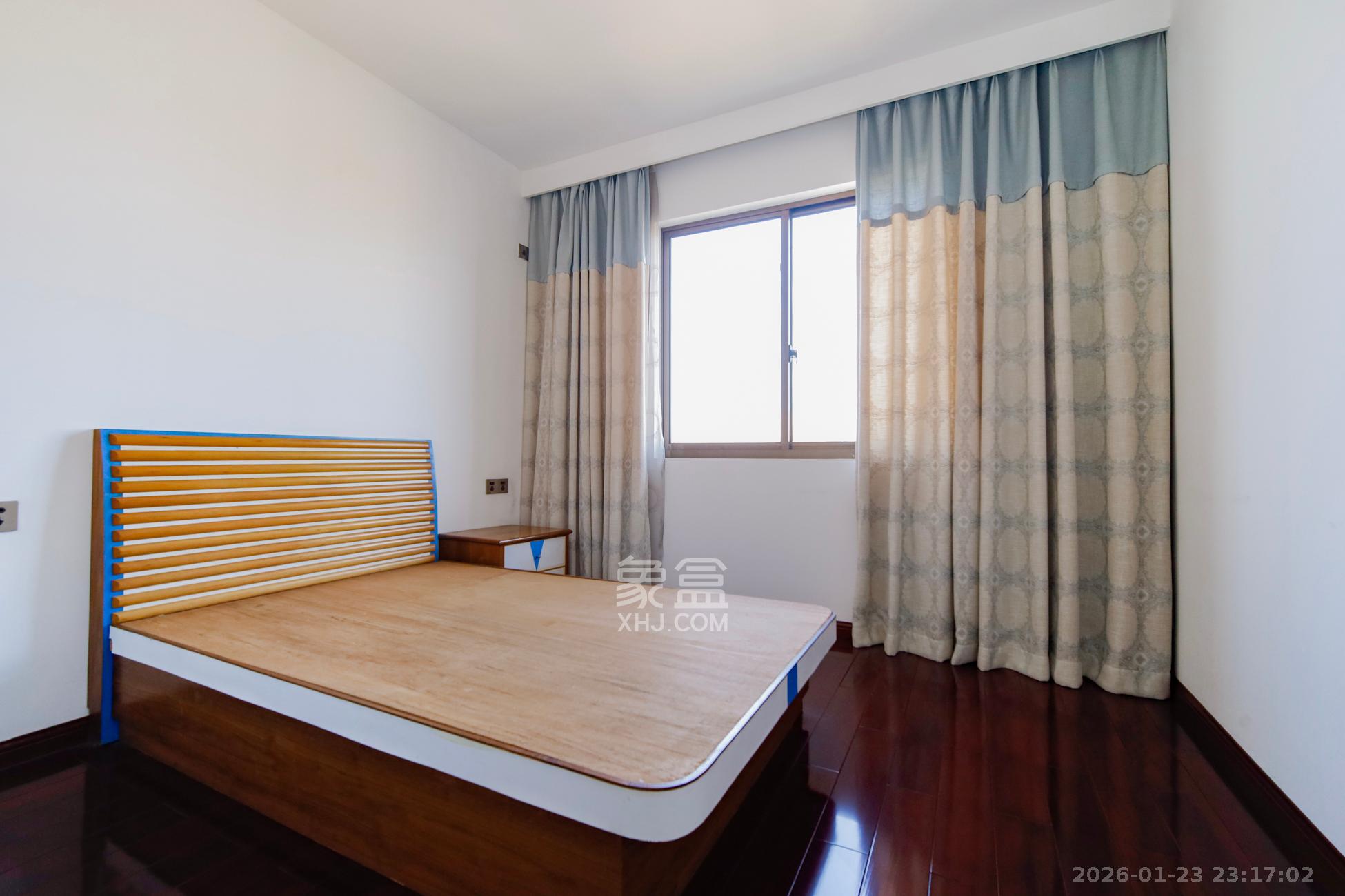 香樟鑫都  4室2厅2卫    190.0万卧室