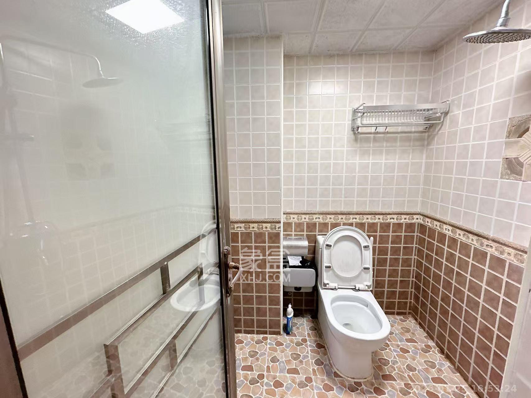 天麓尚层  3室2厅2卫    2200.0元/月室内图