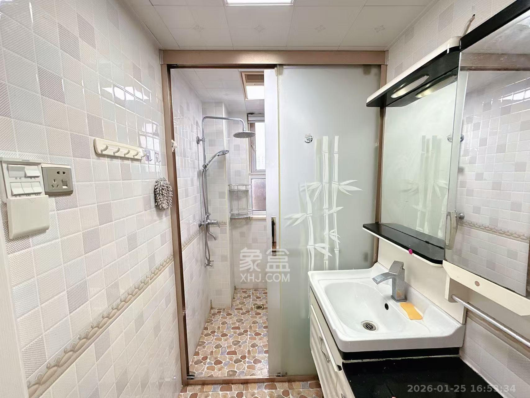 天麓尚层  3室2厅2卫    2200.0元/月室内图