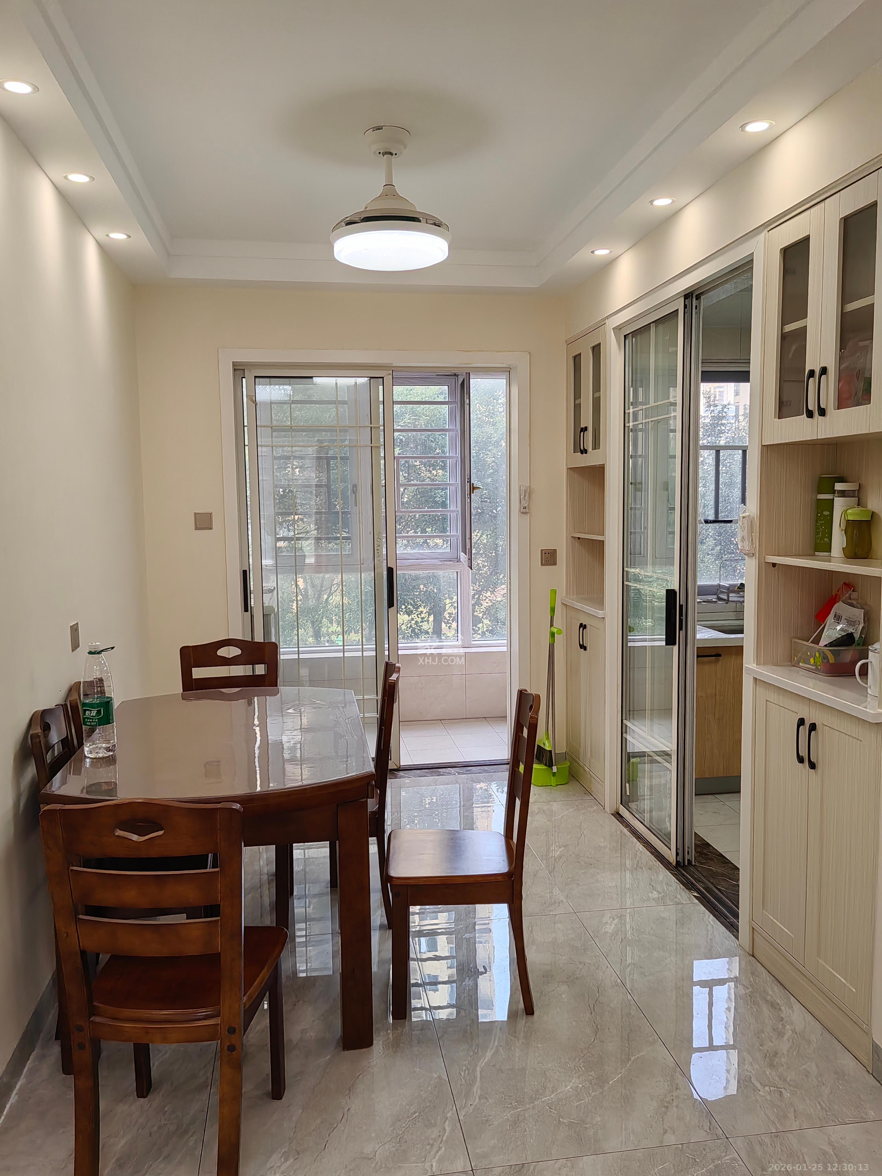 钱隆世家  3室2厅2卫    2500.0元/月